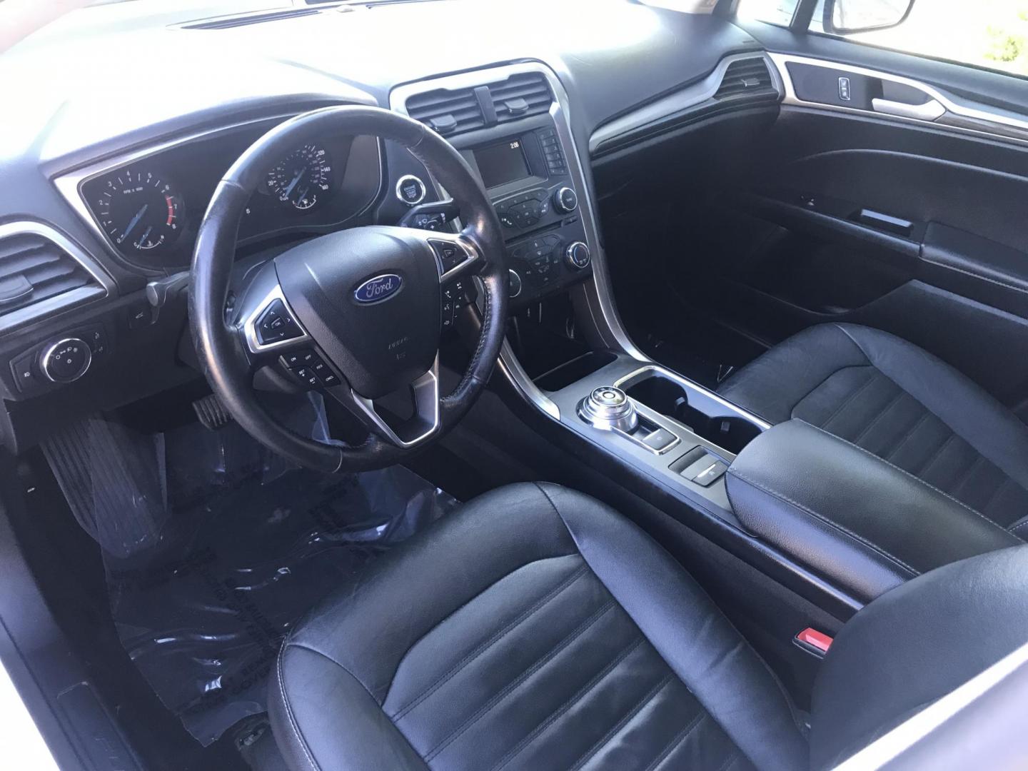 2017 WHITE /gray and black Ford Fusion SE (3FA6P0HD8HR) with an 1.5L L4 DOHC 16V engine, 6A transmission, located at 323 E Dunlap Ave., Phoenix, AZ, 85020, (602) 331-9000, 33.567677, -112.069000 - 2017 Ford Fusion SE,........EXCELLENT condition, A Real Must See!!.... No accidents, Power everything, Stereo/cd player, Phone sync, Bluetooth, Satellite compatible, backup camera, Ice cold ac, Clean gray and Black interior with black leather seats in near perfect condition, power windows, power doo - Photo#11