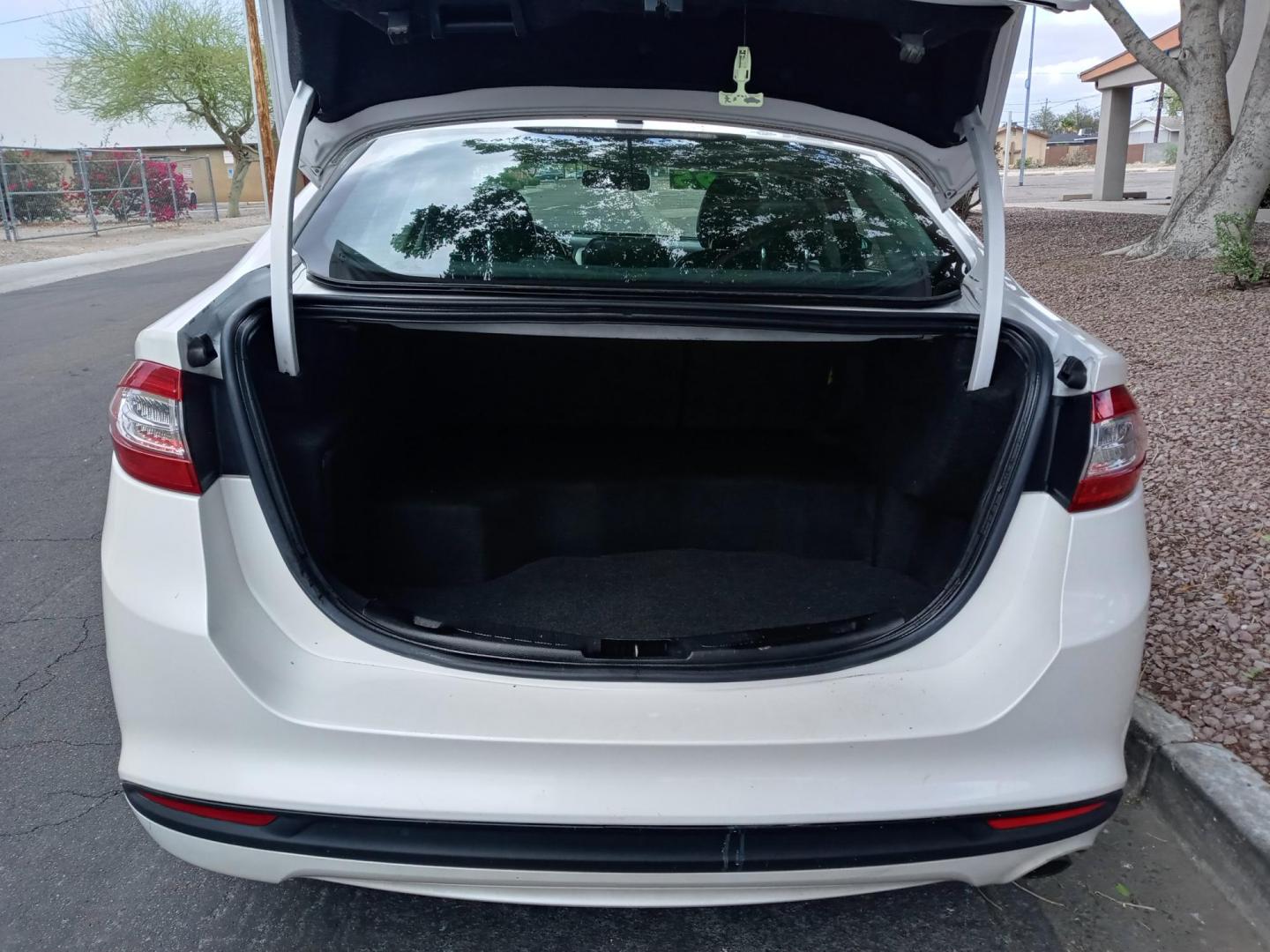 2013 WHITE /gray and black Ford Fusion Hybrid SE (3FA6P0LU4DR) with an 2.0L L4 DOHC 16V HYBRID engine, CVT transmission, located at 323 E Dunlap Ave., Phoenix, AZ, 85020, (602) 331-9000, 33.567677, -112.069000 - Photo#18