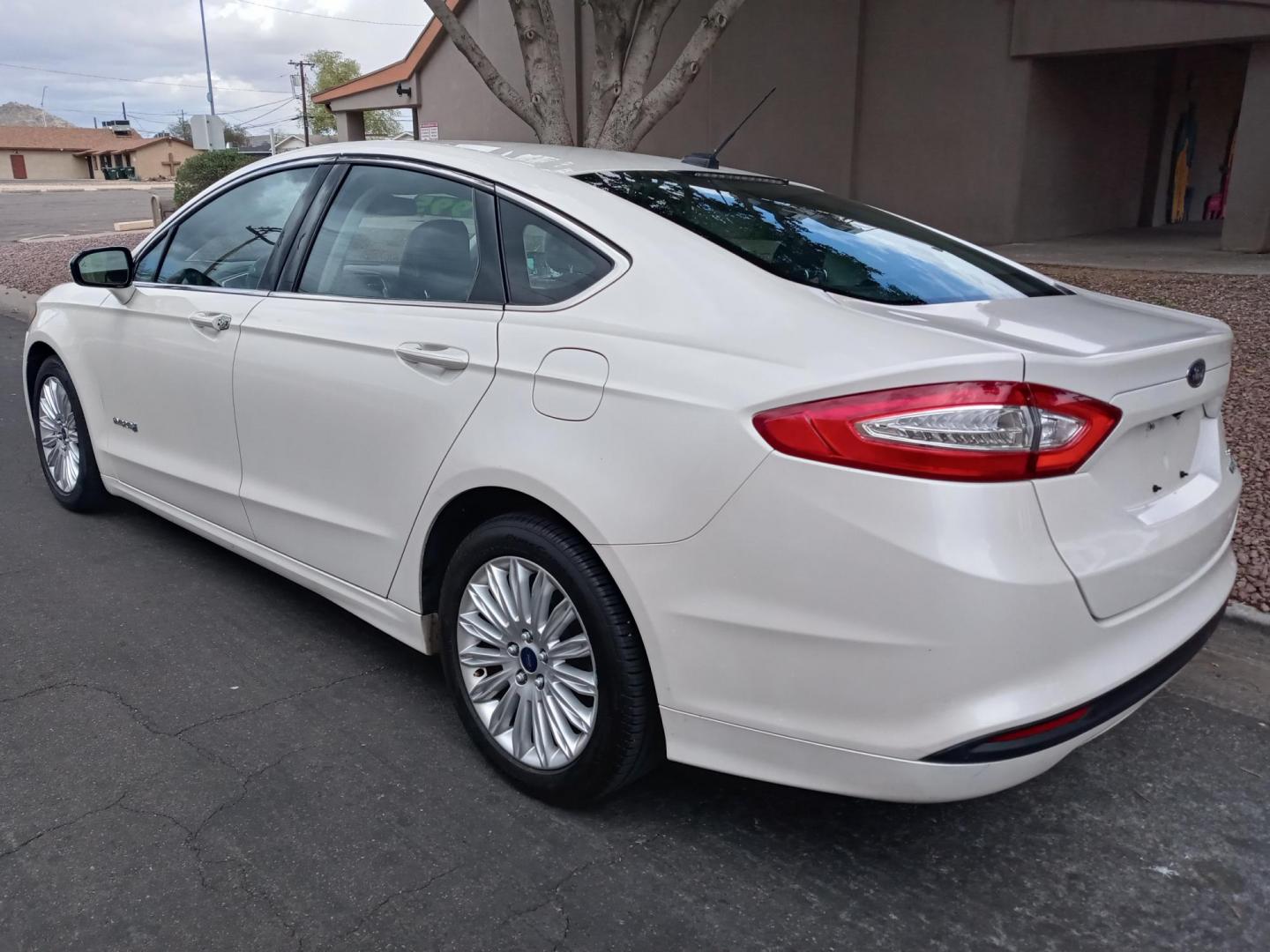 2013 WHITE /gray and black Ford Fusion Hybrid SE (3FA6P0LU4DR) with an 2.0L L4 DOHC 16V HYBRID engine, CVT transmission, located at 323 E Dunlap Ave., Phoenix, AZ, 85020, (602) 331-9000, 33.567677, -112.069000 - Photo#5
