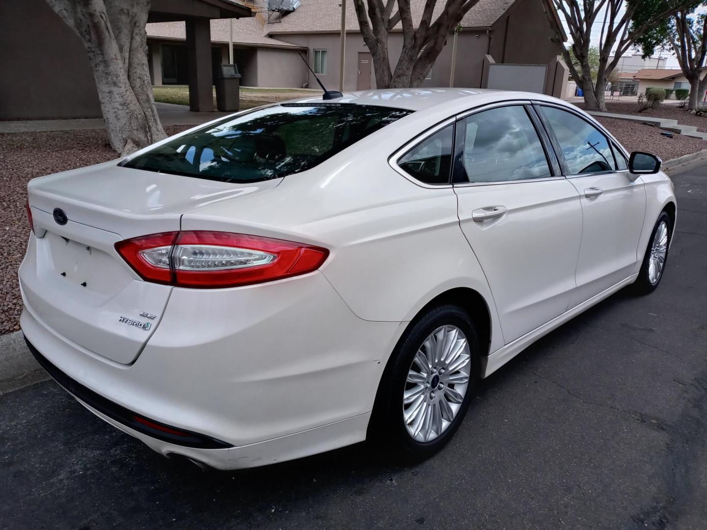 2013 WHITE /gray and black Ford Fusion Hybrid SE (3FA6P0LU4DR) with an 2.0L L4 DOHC 16V HYBRID engine, CVT transmission, located at 323 E Dunlap Ave., Phoenix, AZ, 85020, (602) 331-9000, 33.567677, -112.069000 - Photo#3