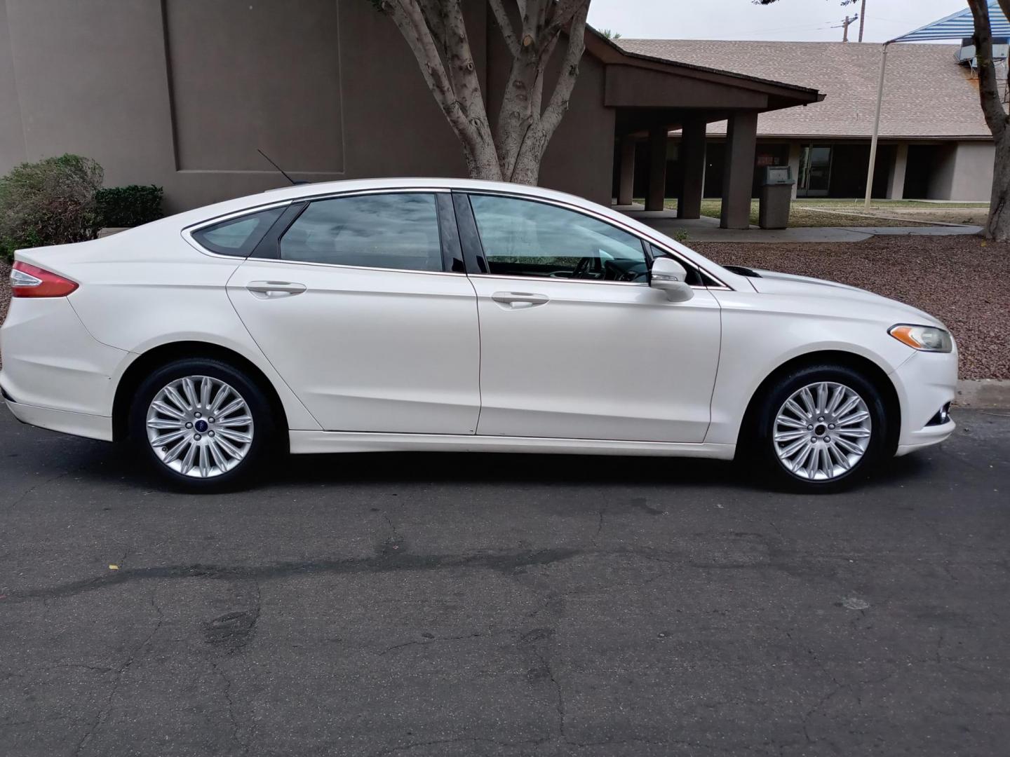 2013 WHITE /gray and black Ford Fusion Hybrid SE (3FA6P0LU4DR) with an 2.0L L4 DOHC 16V HYBRID engine, CVT transmission, located at 323 E Dunlap Ave., Phoenix, AZ, 85020, (602) 331-9000, 33.567677, -112.069000 - Photo#4