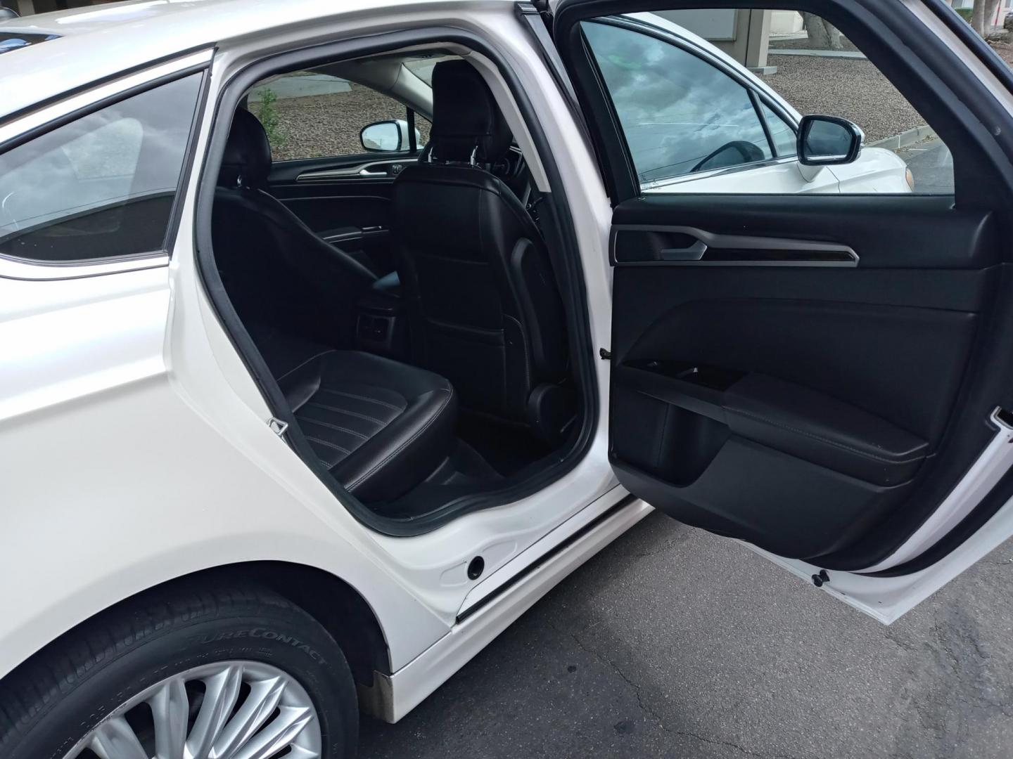 2013 WHITE /gray and black Ford Fusion Hybrid SE (3FA6P0LU4DR) with an 2.0L L4 DOHC 16V HYBRID engine, CVT transmission, located at 323 E Dunlap Ave., Phoenix, AZ, 85020, (602) 331-9000, 33.567677, -112.069000 - Photo#14