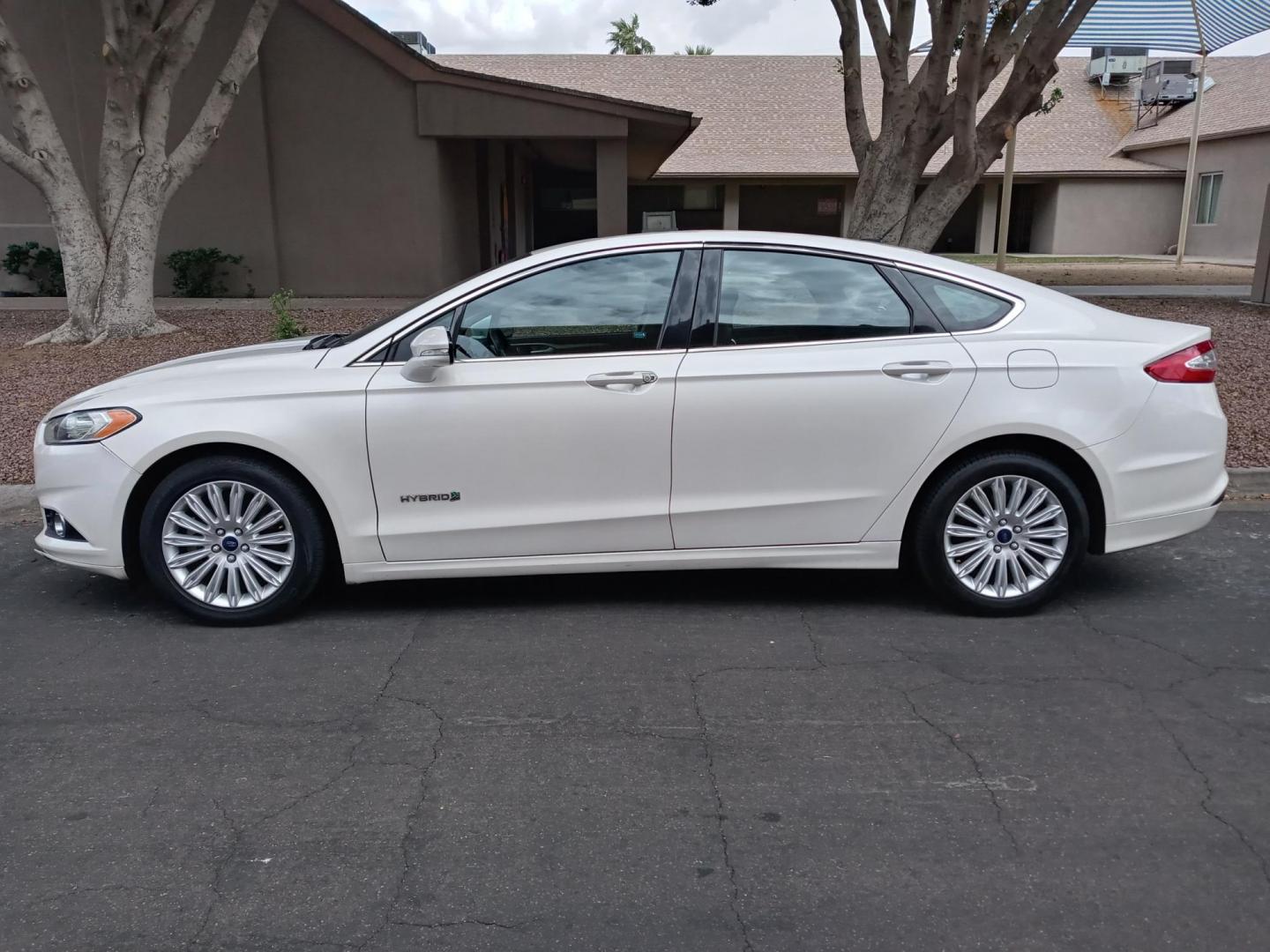 2013 WHITE /gray and black Ford Fusion Hybrid SE (3FA6P0LU4DR) with an 2.0L L4 DOHC 16V HYBRID engine, CVT transmission, located at 323 E Dunlap Ave., Phoenix, AZ, 85020, (602) 331-9000, 33.567677, -112.069000 - Photo#6