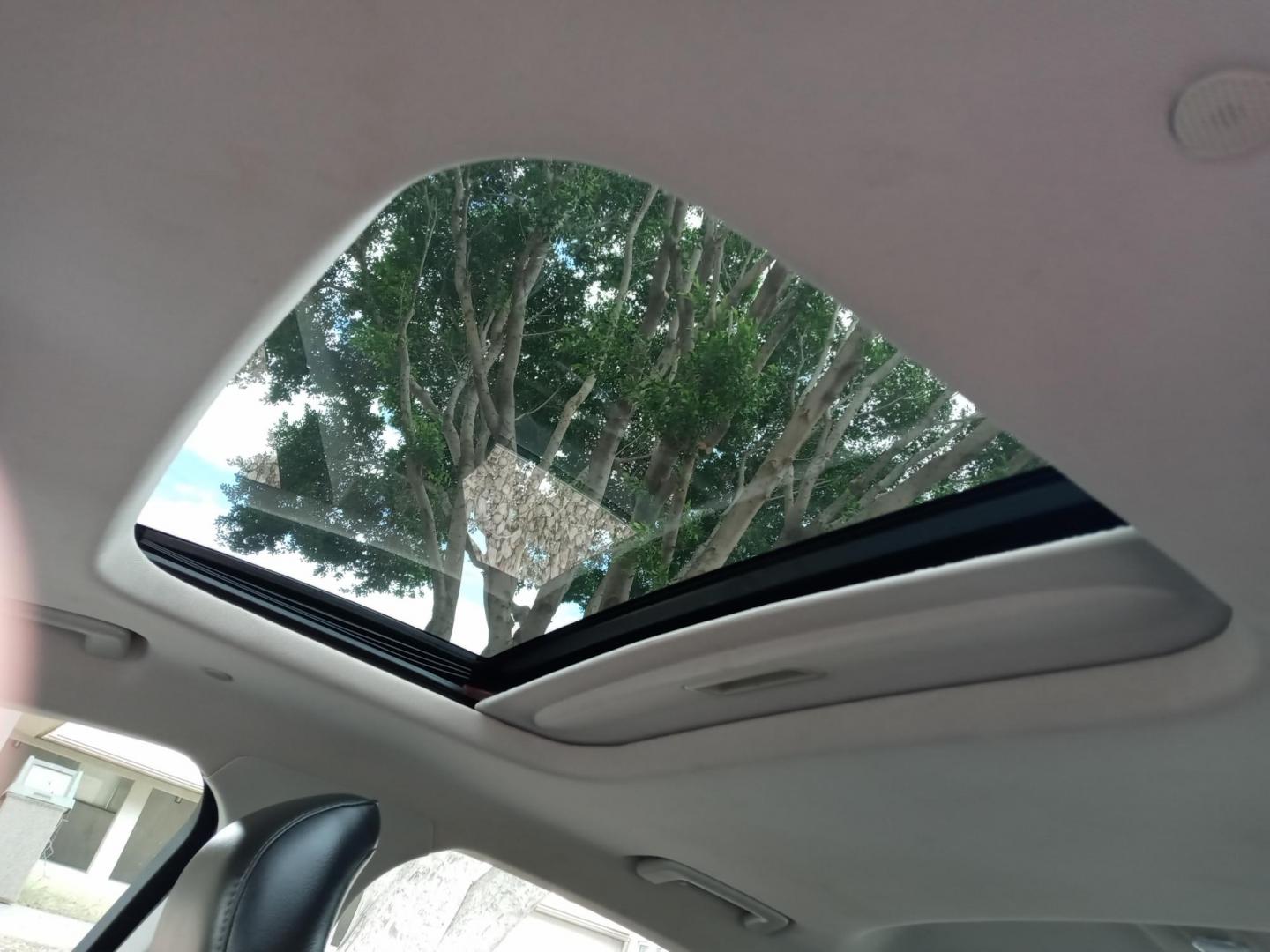 2013 WHITE /gray and black Ford Fusion Hybrid SE (3FA6P0LU4DR) with an 2.0L L4 DOHC 16V HYBRID engine, CVT transmission, located at 323 E Dunlap Ave., Phoenix, AZ, 85020, (602) 331-9000, 33.567677, -112.069000 - Photo#17