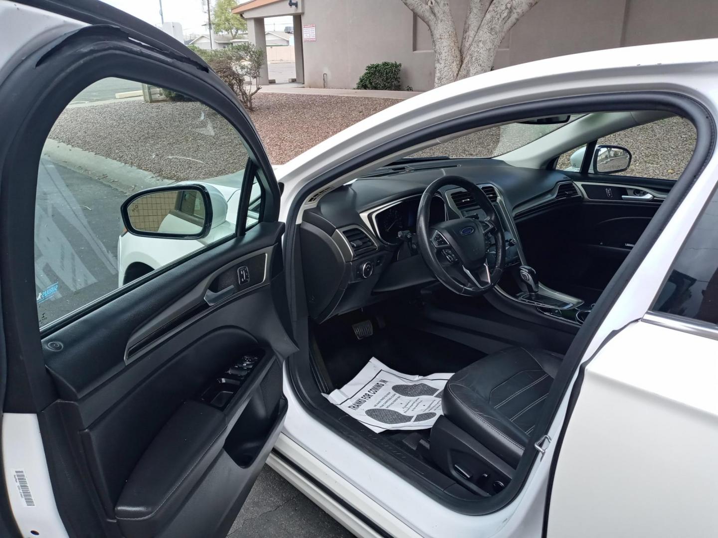 2013 WHITE /gray and black Ford Fusion Hybrid SE (3FA6P0LU4DR) with an 2.0L L4 DOHC 16V HYBRID engine, CVT transmission, located at 323 E Dunlap Ave., Phoenix, AZ, 85020, (602) 331-9000, 33.567677, -112.069000 - Photo#8