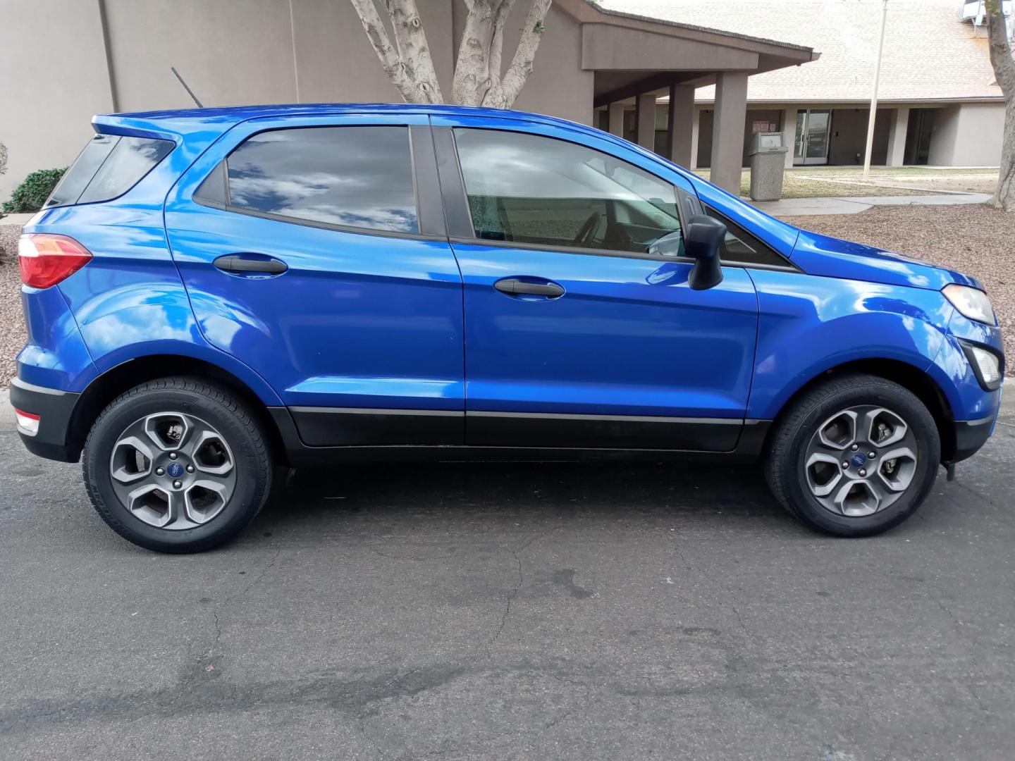 2018 BLUE /gray and black Ford EcoSport S (MAJ3P1RE3JC) with an 1.0L L3 engine, 6A transmission, located at 323 E Dunlap Ave., Phoenix, AZ, 85020, (602) 331-9000, 33.567677, -112.069000 - 2018 Ford EcoSport S,.......EXCELLENT condition, ONLY 84K MILES!!.... Ice Cold A/C, Black and gray interior with gray cloth seats in near perfect condition, New Tires, New brakes, Tune up, Stereo/CD Player, Bluetooth, Phone sync, Backuup camera, This suv is gorgeous inside and out, Incredible gas m - Photo#4