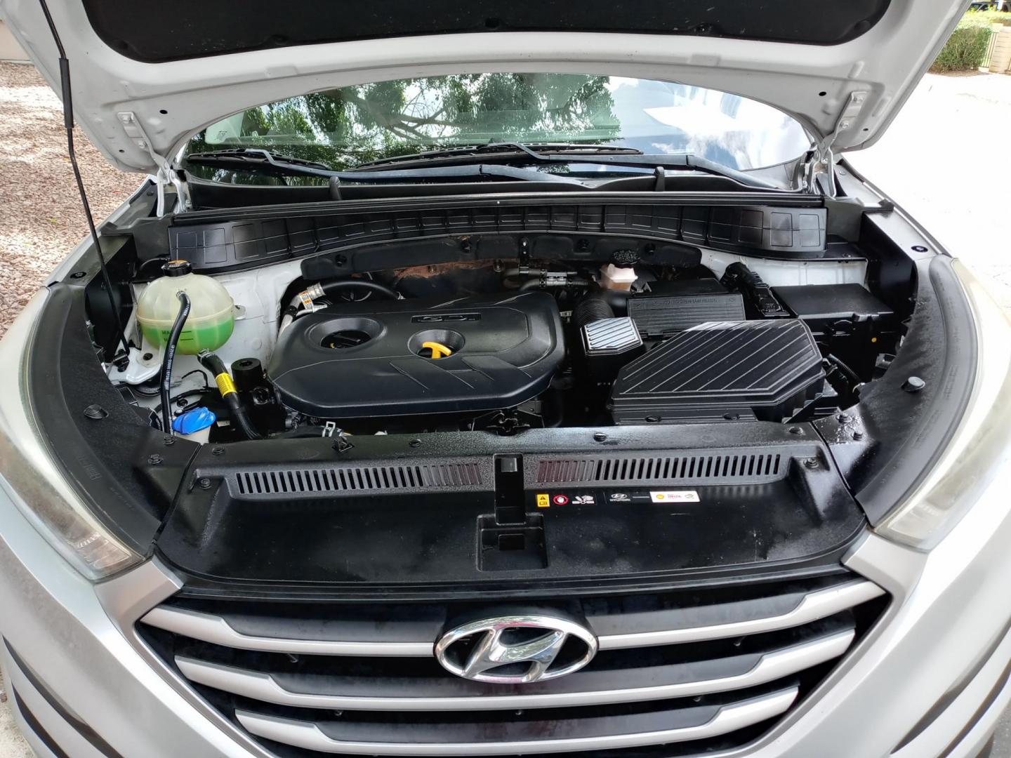 2018 silver /gray and black Hyundai Tucson SE AWD (KM8J3CA43JU) with an 2.0L L4 DOHC 16V engine, 6A transmission, located at 323 E Dunlap Ave., Phoenix, AZ, 85020, (602) 331-9000, 33.567677, -112.069000 - 2018 Hyundai Tucson SE AWD,.......EXCELLENT condition, ONLY 128K MILES!!.... Ice Cold A/C Front and Rear, Black and gray interior with gray cloth seats in near perfect condition, New Tires, New brakes, Tune up, Touch screen Stereo/CD Player, Bluetooth, Phone sync, Satellite compatible, This suv is - Photo#17
