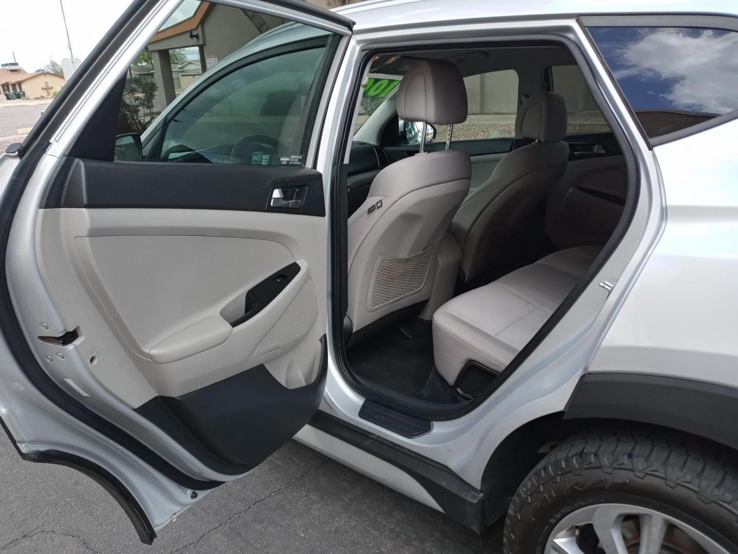 2018 silver /gray and black Hyundai Tucson SE AWD (KM8J3CA43JU) with an 2.0L L4 DOHC 16V engine, 6A transmission, located at 323 E Dunlap Ave., Phoenix, AZ, 85020, (602) 331-9000, 33.567677, -112.069000 - 2018 Hyundai Tucson SE AWD,.......EXCELLENT condition, ONLY 128K MILES!!.... Ice Cold A/C Front and Rear, Black and gray interior with gray cloth seats in near perfect condition, New Tires, New brakes, Tune up, Touch screen Stereo/CD Player, Bluetooth, Phone sync, Satellite compatible, This suv is - Photo#10