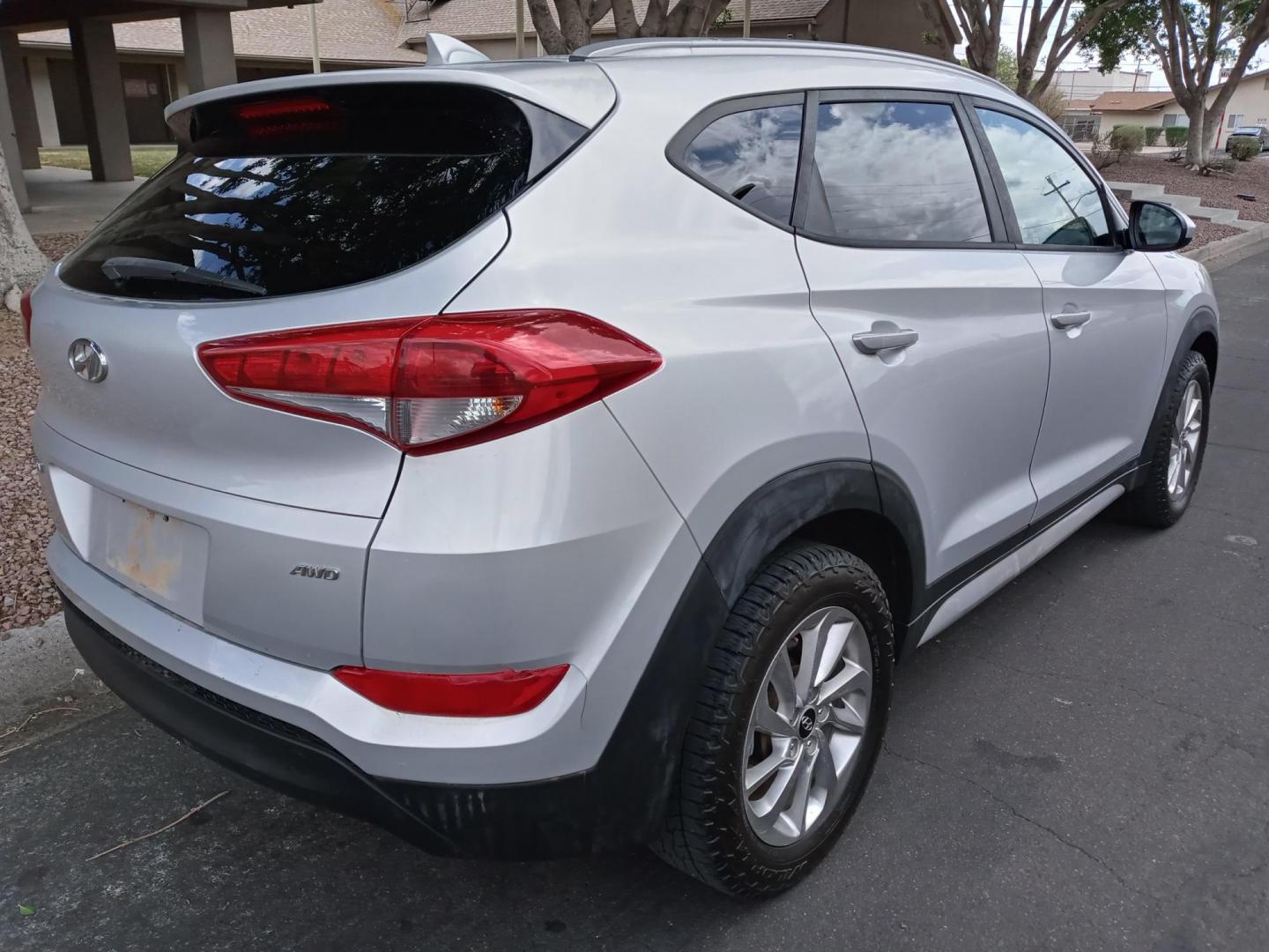2018 silver /gray and black Hyundai Tucson SE AWD (KM8J3CA43JU) with an 2.0L L4 DOHC 16V engine, 6A transmission, located at 323 E Dunlap Ave., Phoenix, AZ, 85020, (602) 331-9000, 33.567677, -112.069000 - 2018 Hyundai Tucson SE AWD,.......EXCELLENT condition, ONLY 128K MILES!!.... Ice Cold A/C Front and Rear, Black and gray interior with gray cloth seats in near perfect condition, New Tires, New brakes, Tune up, Touch screen Stereo/CD Player, Bluetooth, Phone sync, Satellite compatible, This suv is - Photo#3