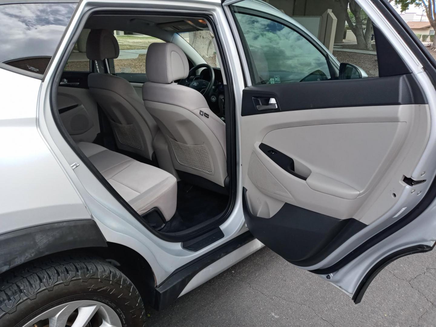 2018 silver /gray and black Hyundai Tucson SE AWD (KM8J3CA43JU) with an 2.0L L4 DOHC 16V engine, 6A transmission, located at 323 E Dunlap Ave., Phoenix, AZ, 85020, (602) 331-9000, 33.567677, -112.069000 - 2018 Hyundai Tucson SE AWD,.......EXCELLENT condition, ONLY 128K MILES!!.... Ice Cold A/C Front and Rear, Black and gray interior with gray cloth seats in near perfect condition, New Tires, New brakes, Tune up, Touch screen Stereo/CD Player, Bluetooth, Phone sync, Satellite compatible, This suv is - Photo#14