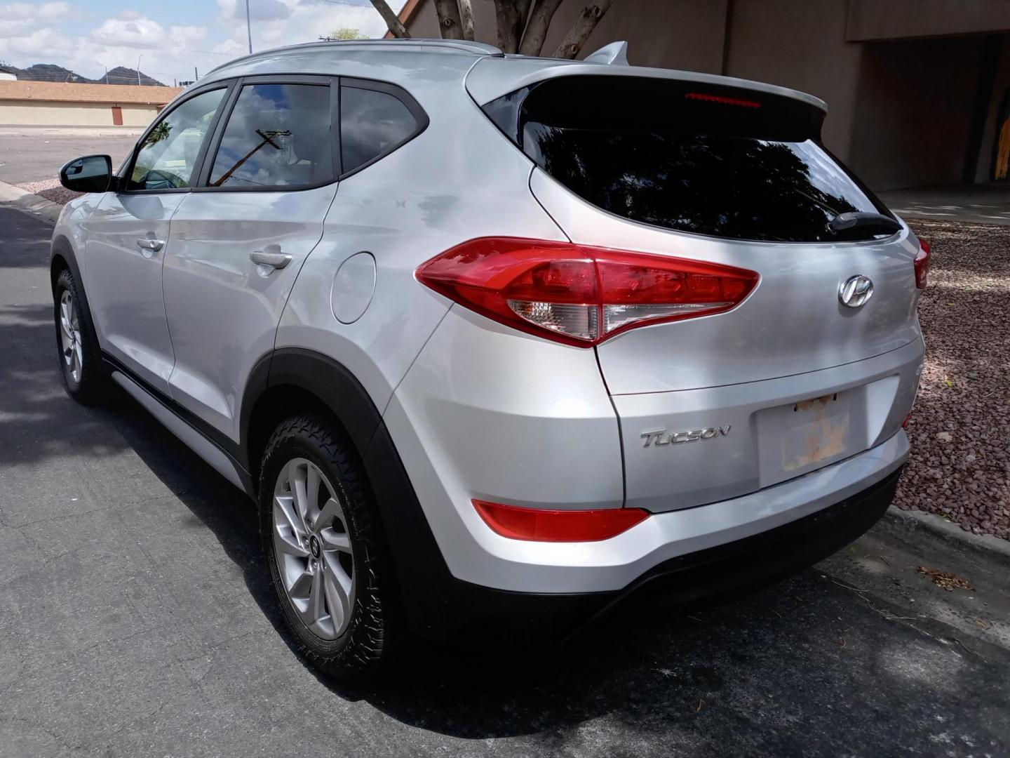 2018 silver /gray and black Hyundai Tucson SE AWD (KM8J3CA43JU) with an 2.0L L4 DOHC 16V engine, 6A transmission, located at 323 E Dunlap Ave., Phoenix, AZ, 85020, (602) 331-9000, 33.567677, -112.069000 - 2018 Hyundai Tucson SE AWD,.......EXCELLENT condition, ONLY 128K MILES!!.... Ice Cold A/C Front and Rear, Black and gray interior with gray cloth seats in near perfect condition, New Tires, New brakes, Tune up, Touch screen Stereo/CD Player, Bluetooth, Phone sync, Satellite compatible, This suv is - Photo#5