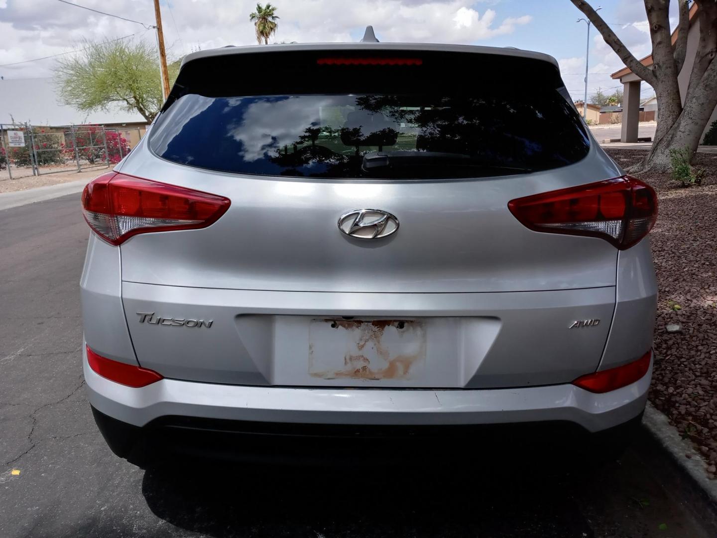 2018 silver /gray and black Hyundai Tucson SE AWD (KM8J3CA43JU) with an 2.0L L4 DOHC 16V engine, 6A transmission, located at 323 E Dunlap Ave., Phoenix, AZ, 85020, (602) 331-9000, 33.567677, -112.069000 - 2018 Hyundai Tucson SE AWD,.......EXCELLENT condition, ONLY 128K MILES!!.... Ice Cold A/C Front and Rear, Black and gray interior with gray cloth seats in near perfect condition, New Tires, New brakes, Tune up, Touch screen Stereo/CD Player, Bluetooth, Phone sync, Satellite compatible, This suv is - Photo#7