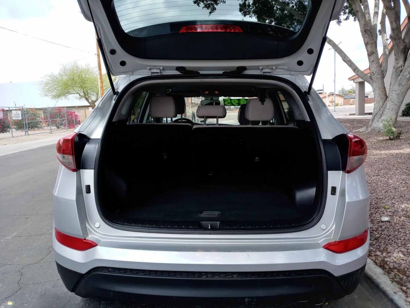 2018 silver /gray and black Hyundai Tucson SE AWD (KM8J3CA43JU) with an 2.0L L4 DOHC 16V engine, 6A transmission, located at 323 E Dunlap Ave., Phoenix, AZ, 85020, (602) 331-9000, 33.567677, -112.069000 - 2018 Hyundai Tucson SE AWD,.......EXCELLENT condition, ONLY 128K MILES!!.... Ice Cold A/C Front and Rear, Black and gray interior with gray cloth seats in near perfect condition, New Tires, New brakes, Tune up, Touch screen Stereo/CD Player, Bluetooth, Phone sync, Satellite compatible, This suv is - Photo#16