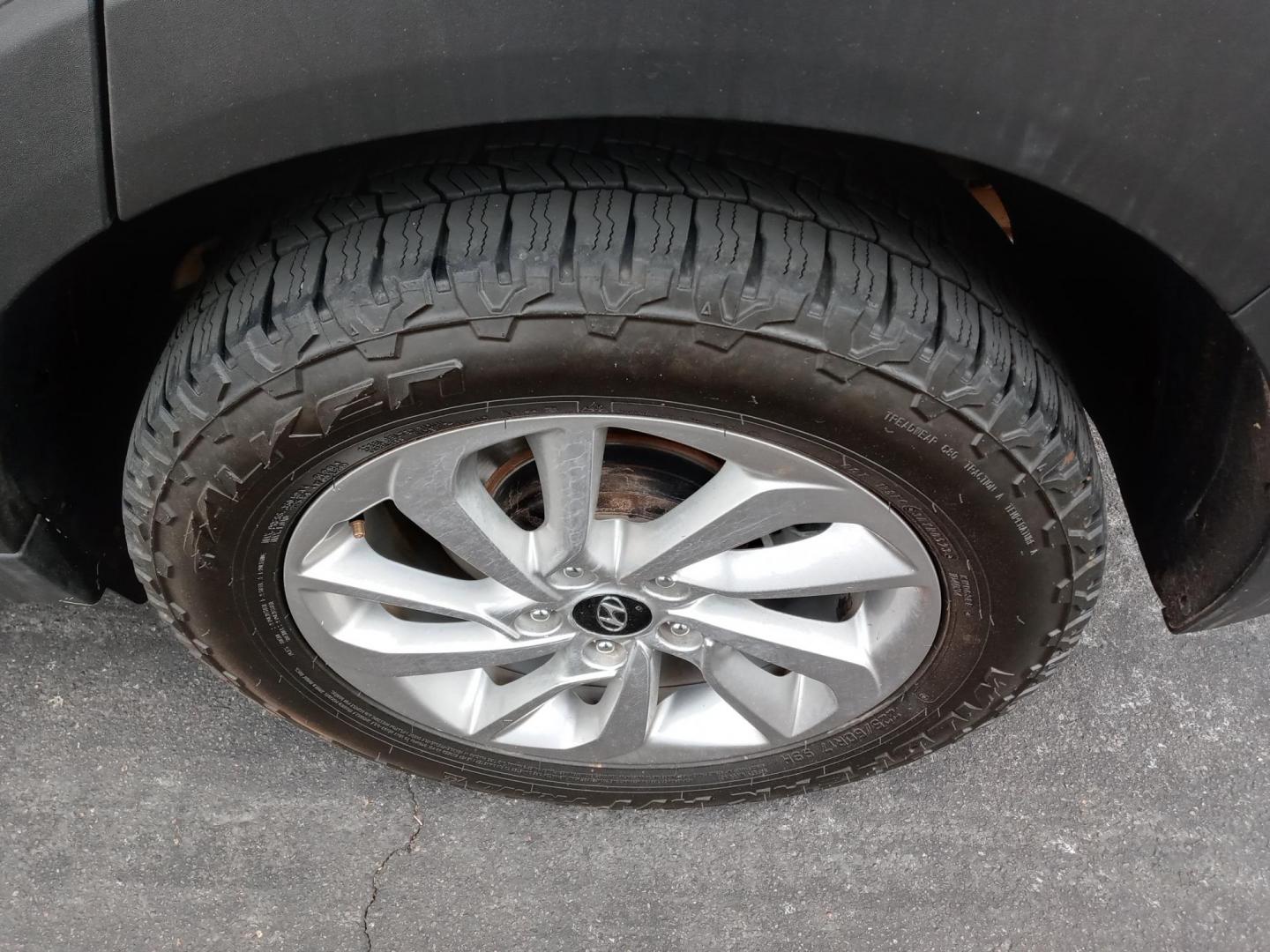 2018 silver /gray and black Hyundai Tucson SE AWD (KM8J3CA43JU) with an 2.0L L4 DOHC 16V engine, 6A transmission, located at 323 E Dunlap Ave., Phoenix, AZ, 85020, (602) 331-9000, 33.567677, -112.069000 - 2018 Hyundai Tucson SE AWD,.......EXCELLENT condition, ONLY 128K MILES!!.... Ice Cold A/C Front and Rear, Black and gray interior with gray cloth seats in near perfect condition, New Tires, New brakes, Tune up, Touch screen Stereo/CD Player, Bluetooth, Phone sync, Satellite compatible, This suv is - Photo#18