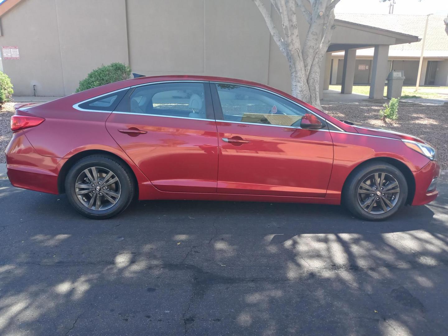 2015 red /gray and black Hyundai Sonata ECO (5NPE24AF1FH) with an 1.6L L4 DOHC 16V engine, 7-Speed Automatic transmission, located at 323 E Dunlap Ave., Phoenix, AZ, 85020, (602) 331-9000, 33.567677, -112.069000 - 2015 Hyundai Sonata ECO........A Must See!!... No accidents,.... Ice cold AC...... The car is gorgeous inside and out. Power windows, Power door locks, Stereo/CD Player, Phone sync, blue tooth, satellite compatible, Beautiful Gray and black interior with gray cloth seats in near perfect condition, C - Photo#4