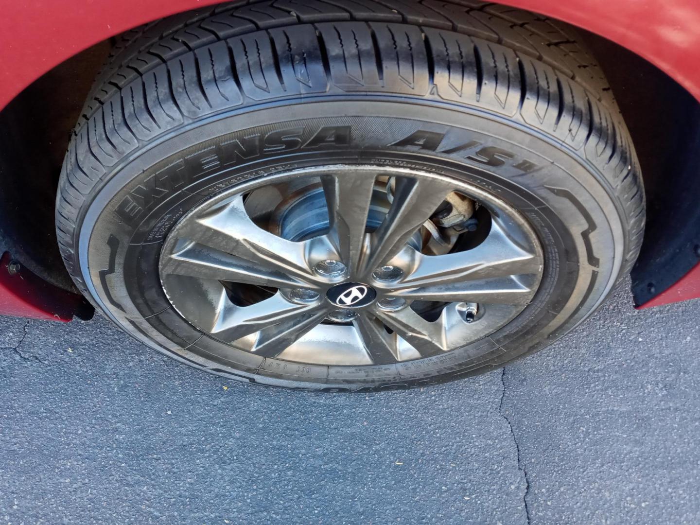 2015 red /gray and black Hyundai Sonata ECO (5NPE24AF1FH) with an 1.6L L4 DOHC 16V engine, 7-Speed Automatic transmission, located at 323 E Dunlap Ave., Phoenix, AZ, 85020, (602) 331-9000, 33.567677, -112.069000 - 2015 Hyundai Sonata ECO........A Must See!!... No accidents,.... Ice cold AC...... The car is gorgeous inside and out. Power windows, Power door locks, Stereo/CD Player, Phone sync, blue tooth, satellite compatible, Beautiful Gray and black interior with gray cloth seats in near perfect condition, C - Photo#18