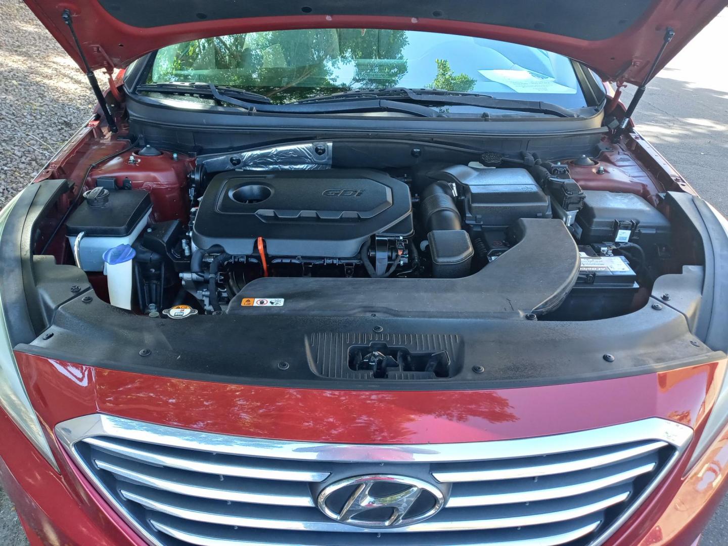 2015 red /gray and black Hyundai Sonata ECO (5NPE24AF1FH) with an 1.6L L4 DOHC 16V engine, 7-Speed Automatic transmission, located at 323 E Dunlap Ave., Phoenix, AZ, 85020, (602) 331-9000, 33.567677, -112.069000 - 2015 Hyundai Sonata ECO........A Must See!!... No accidents,.... Ice cold AC...... The car is gorgeous inside and out. Power windows, Power door locks, Stereo/CD Player, Phone sync, blue tooth, satellite compatible, Beautiful Gray and black interior with gray cloth seats in near perfect condition, C - Photo#17