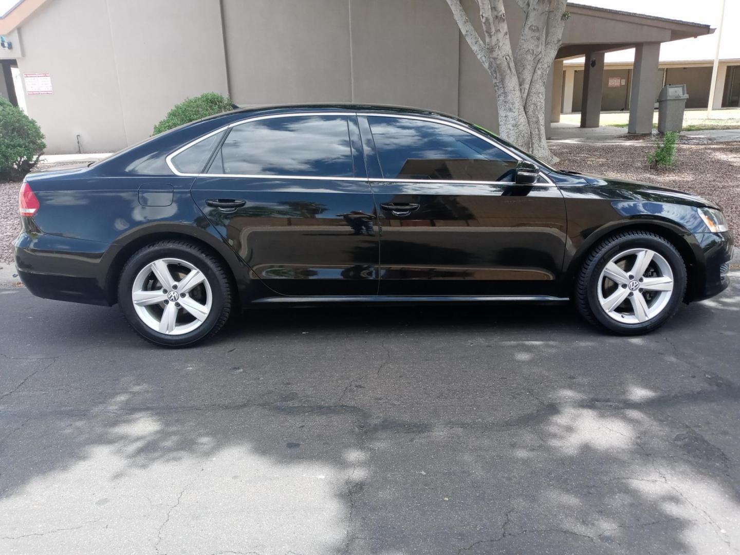 2012 black /black Volkswagen Passat 2.5L SE AT (1VWBP7A36CC) with an 2.5L L5 engine, 6-Speed Automatic transmission, located at 323 E Dunlap Ave., Phoenix, AZ, 85020, (602) 331-9000, 33.567677, -112.069000 - 2012 Volkswagen Passat 2.5L SE AT,..............A Must See!!..... No accidents,..... Ice cold AC. The car is gorgeous inside and out. Power windows, Power door locks, Touch screen Stereo/CD Player, Phone sync, Bluetooth, Satellite compatible, Beautiful black interior with black leather seats in near - Photo#4