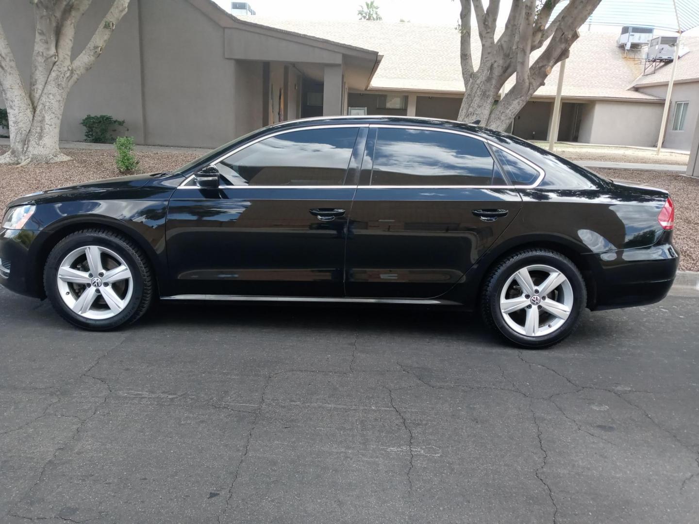 2012 black /black Volkswagen Passat 2.5L SE AT (1VWBP7A36CC) with an 2.5L L5 engine, 6-Speed Automatic transmission, located at 323 E Dunlap Ave., Phoenix, AZ, 85020, (602) 331-9000, 33.567677, -112.069000 - 2012 Volkswagen Passat 2.5L SE AT,..............A Must See!!..... No accidents,..... Ice cold AC. The car is gorgeous inside and out. Power windows, Power door locks, Touch screen Stereo/CD Player, Phone sync, Bluetooth, Satellite compatible, Beautiful black interior with black leather seats in near - Photo#6