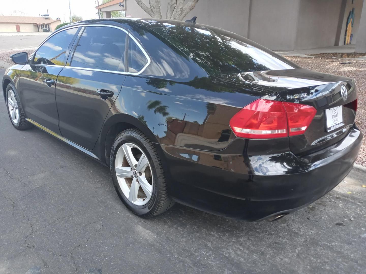 2012 black /black Volkswagen Passat 2.5L SE AT (1VWBP7A36CC) with an 2.5L L5 engine, 6-Speed Automatic transmission, located at 323 E Dunlap Ave., Phoenix, AZ, 85020, (602) 331-9000, 33.567677, -112.069000 - 2012 Volkswagen Passat 2.5L SE AT,..............A Must See!!..... No accidents,..... Ice cold AC. The car is gorgeous inside and out. Power windows, Power door locks, Touch screen Stereo/CD Player, Phone sync, Bluetooth, Satellite compatible, Beautiful black interior with black leather seats in near - Photo#5
