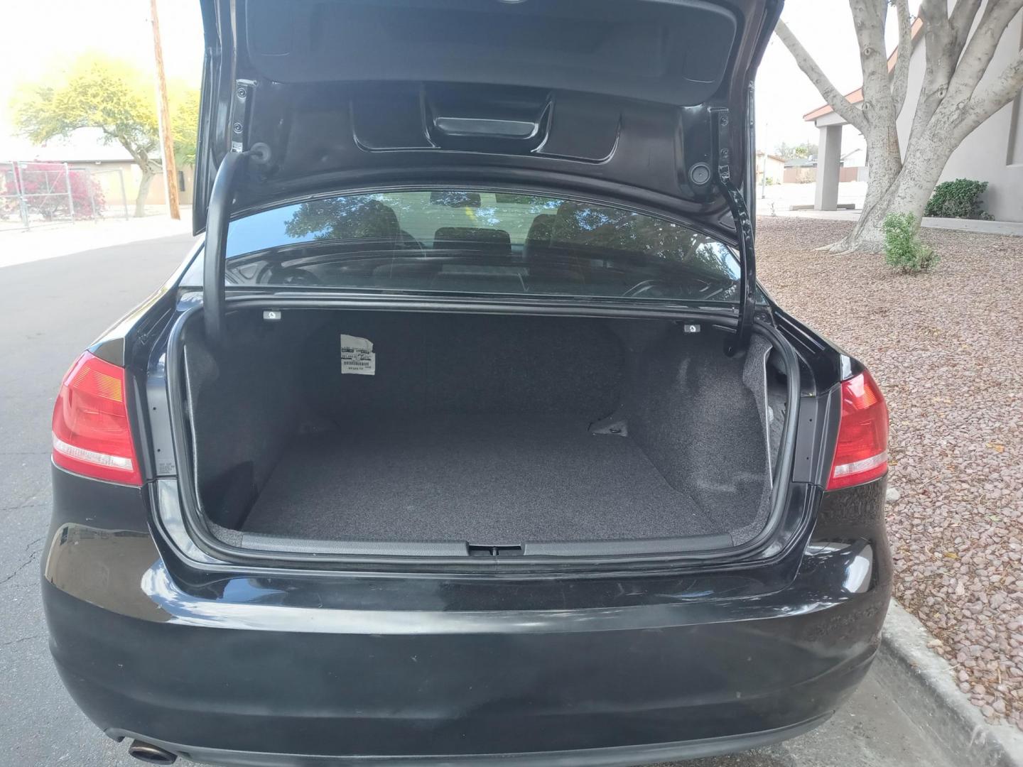 2012 black /black Volkswagen Passat 2.5L SE AT (1VWBP7A36CC) with an 2.5L L5 engine, 6-Speed Automatic transmission, located at 323 E Dunlap Ave., Phoenix, AZ, 85020, (602) 331-9000, 33.567677, -112.069000 - 2012 Volkswagen Passat 2.5L SE AT,..............A Must See!!..... No accidents,..... Ice cold AC. The car is gorgeous inside and out. Power windows, Power door locks, Touch screen Stereo/CD Player, Phone sync, Bluetooth, Satellite compatible, Beautiful black interior with black leather seats in near - Photo#18