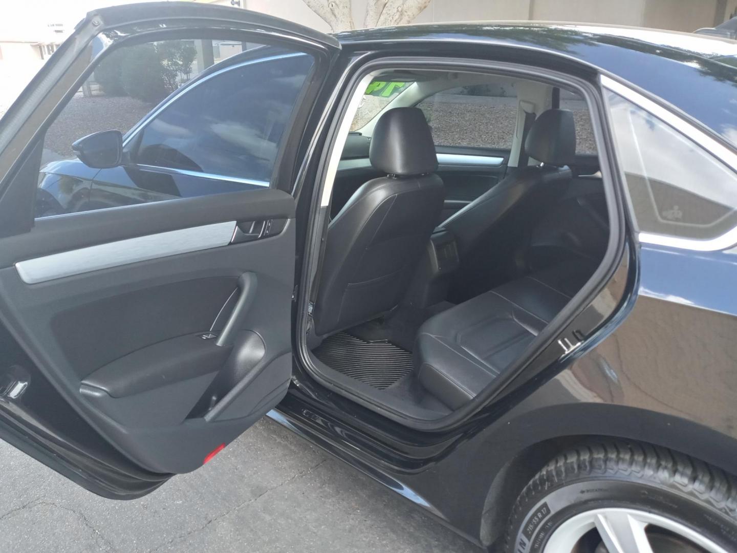 2012 black /black Volkswagen Passat 2.5L SE AT (1VWBP7A36CC) with an 2.5L L5 engine, 6-Speed Automatic transmission, located at 323 E Dunlap Ave., Phoenix, AZ, 85020, (602) 331-9000, 33.567677, -112.069000 - 2012 Volkswagen Passat 2.5L SE AT,..............A Must See!!..... No accidents,..... Ice cold AC. The car is gorgeous inside and out. Power windows, Power door locks, Touch screen Stereo/CD Player, Phone sync, Bluetooth, Satellite compatible, Beautiful black interior with black leather seats in near - Photo#10