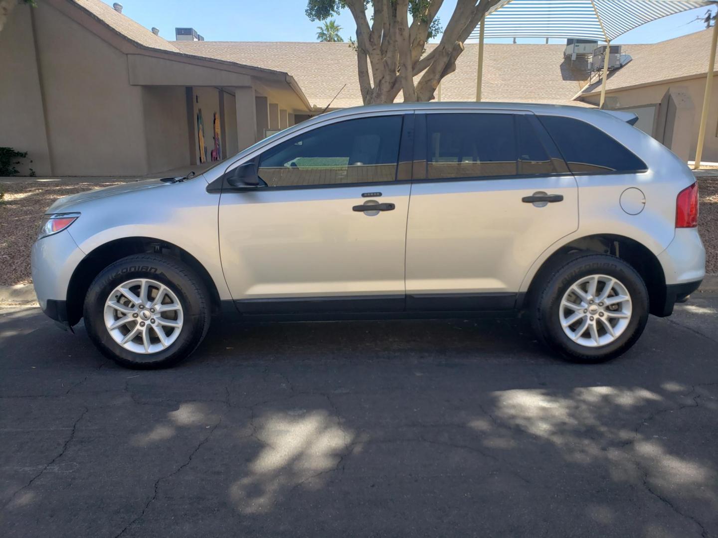 2013 silver /gray and black Ford Edge SE FWD (2FMDK3GC1DB) with an 3.5L V6 DOHC 24V engine, 6-Speed Automatic transmission, located at 323 E Dunlap Ave., Phoenix, AZ, 85020, (602) 331-9000, 33.567677, -112.069000 - Photo#5