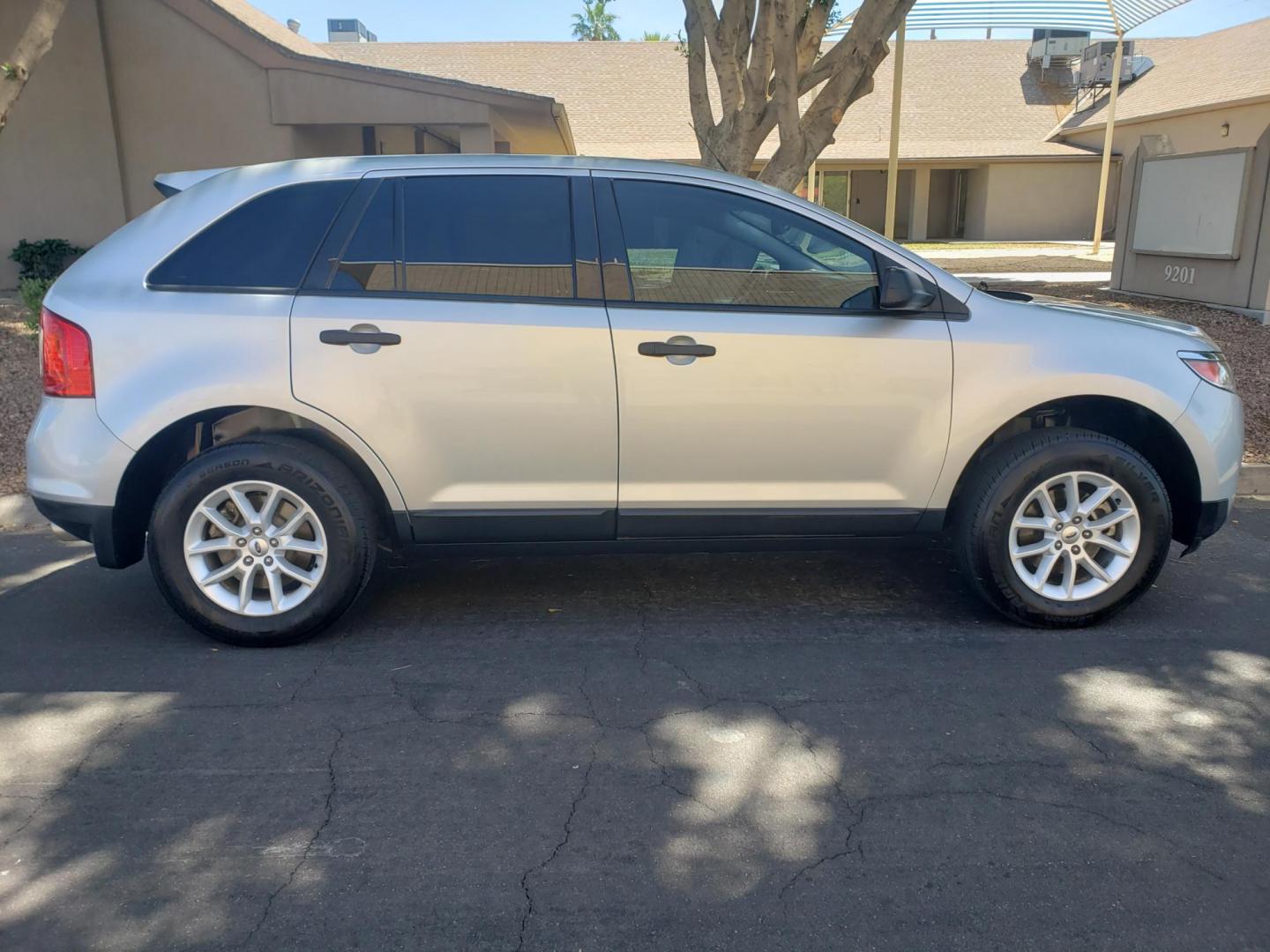 2013 silver /gray and black Ford Edge SE FWD (2FMDK3GC1DB) with an 3.5L V6 DOHC 24V engine, 6-Speed Automatic transmission, located at 323 E Dunlap Ave., Phoenix, AZ, 85020, (602) 331-9000, 33.567677, -112.069000 - Photo#4