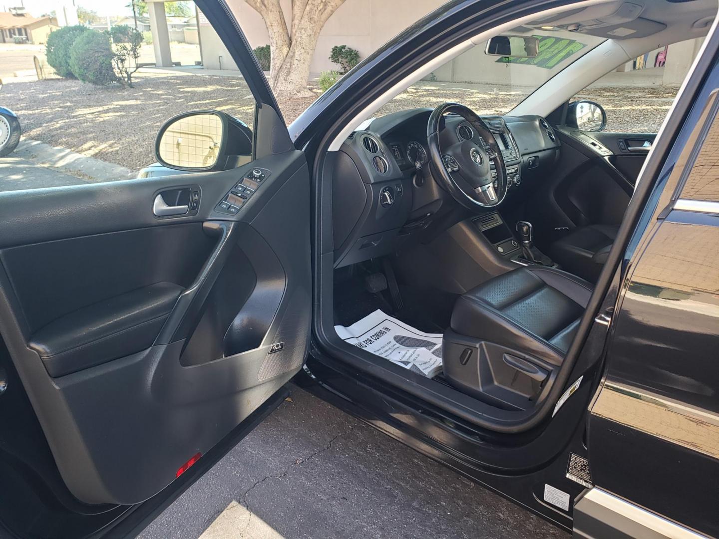 2015 black /gray and black Volkswagen Tiguan S 4Motion (WVGBV7AX9FW) with an 2.0L L4 DOHC 16V TURBO engine, 6-Speed Automatic transmission, located at 323 E Dunlap Ave., Phoenix, AZ, 85020, (602) 331-9000, 33.567677, -112.069000 - 2015 Volkswagen Tiguan S 4Motion,.......EXCELLENT condition,.... Ice Cold A/C, Black and gray interior with black leather seats in near perfect condition, Stereo/CD Player, Bluetooth, Phone sync, Backup camera, Satellite compatible, Navigation, Gorgeous tinted sunroof, This suv is gorgeous inside an - Photo#8