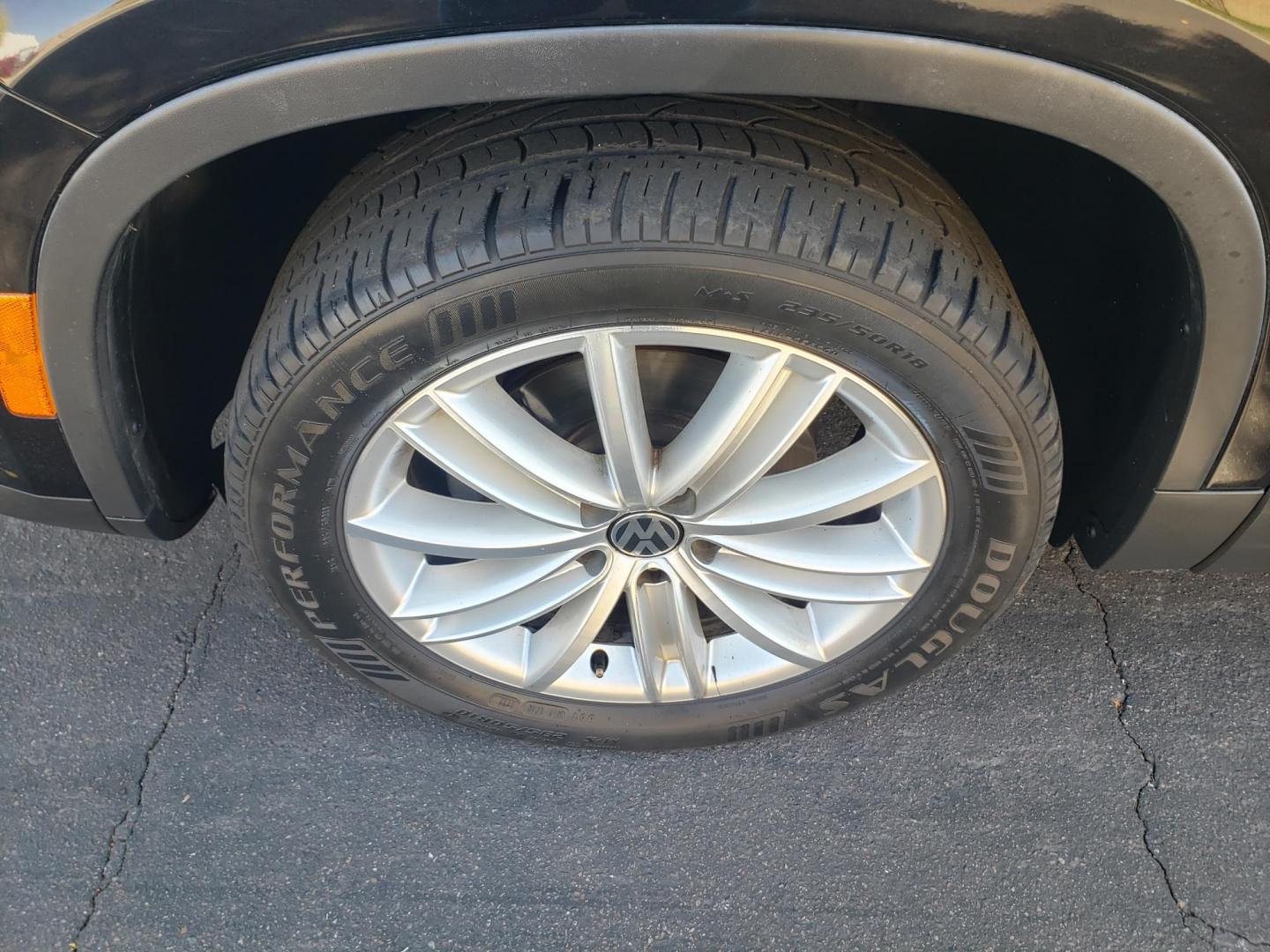 2015 black /gray and black Volkswagen Tiguan S 4Motion (WVGBV7AX9FW) with an 2.0L L4 DOHC 16V TURBO engine, 6-Speed Automatic transmission, located at 323 E Dunlap Ave., Phoenix, AZ, 85020, (602) 331-9000, 33.567677, -112.069000 - 2015 Volkswagen Tiguan S 4Motion,.......EXCELLENT condition,.... Ice Cold A/C, Black and gray interior with black leather seats in near perfect condition, Stereo/CD Player, Bluetooth, Phone sync, Backup camera, Satellite compatible, Navigation, Gorgeous tinted sunroof, This suv is gorgeous inside an - Photo#20