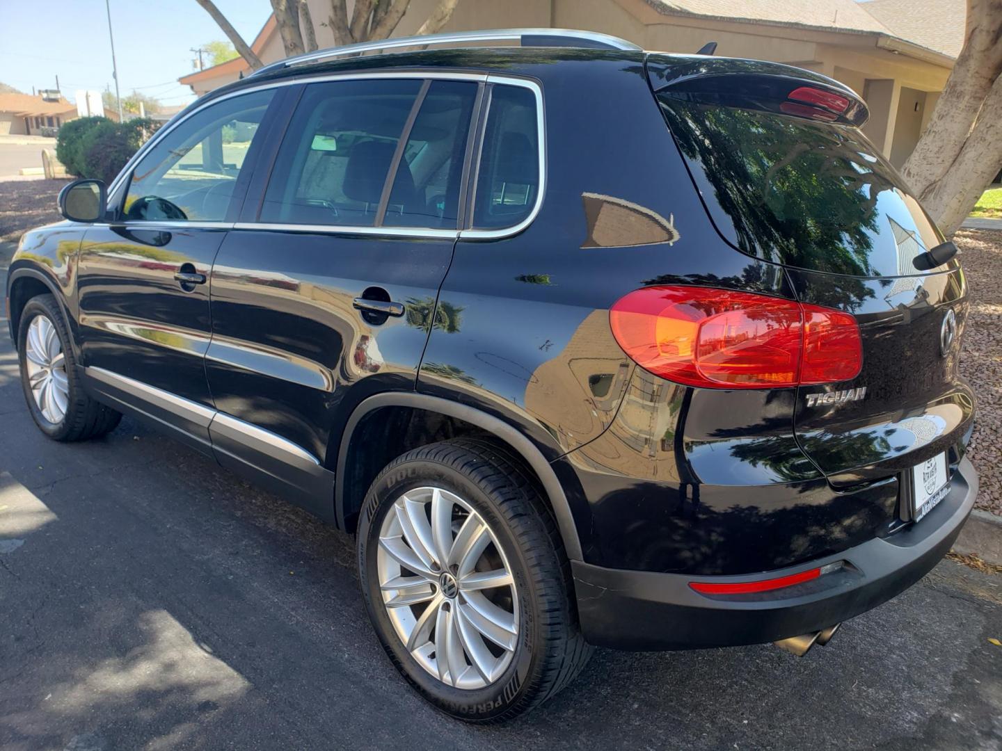 2015 black /gray and black Volkswagen Tiguan S 4Motion (WVGBV7AX9FW) with an 2.0L L4 DOHC 16V TURBO engine, 6-Speed Automatic transmission, located at 323 E Dunlap Ave., Phoenix, AZ, 85020, (602) 331-9000, 33.567677, -112.069000 - 2015 Volkswagen Tiguan S 4Motion,.......EXCELLENT condition,.... Ice Cold A/C, Black and gray interior with black leather seats in near perfect condition, Stereo/CD Player, Bluetooth, Phone sync, Backup camera, Satellite compatible, Navigation, Gorgeous tinted sunroof, This suv is gorgeous inside an - Photo#5