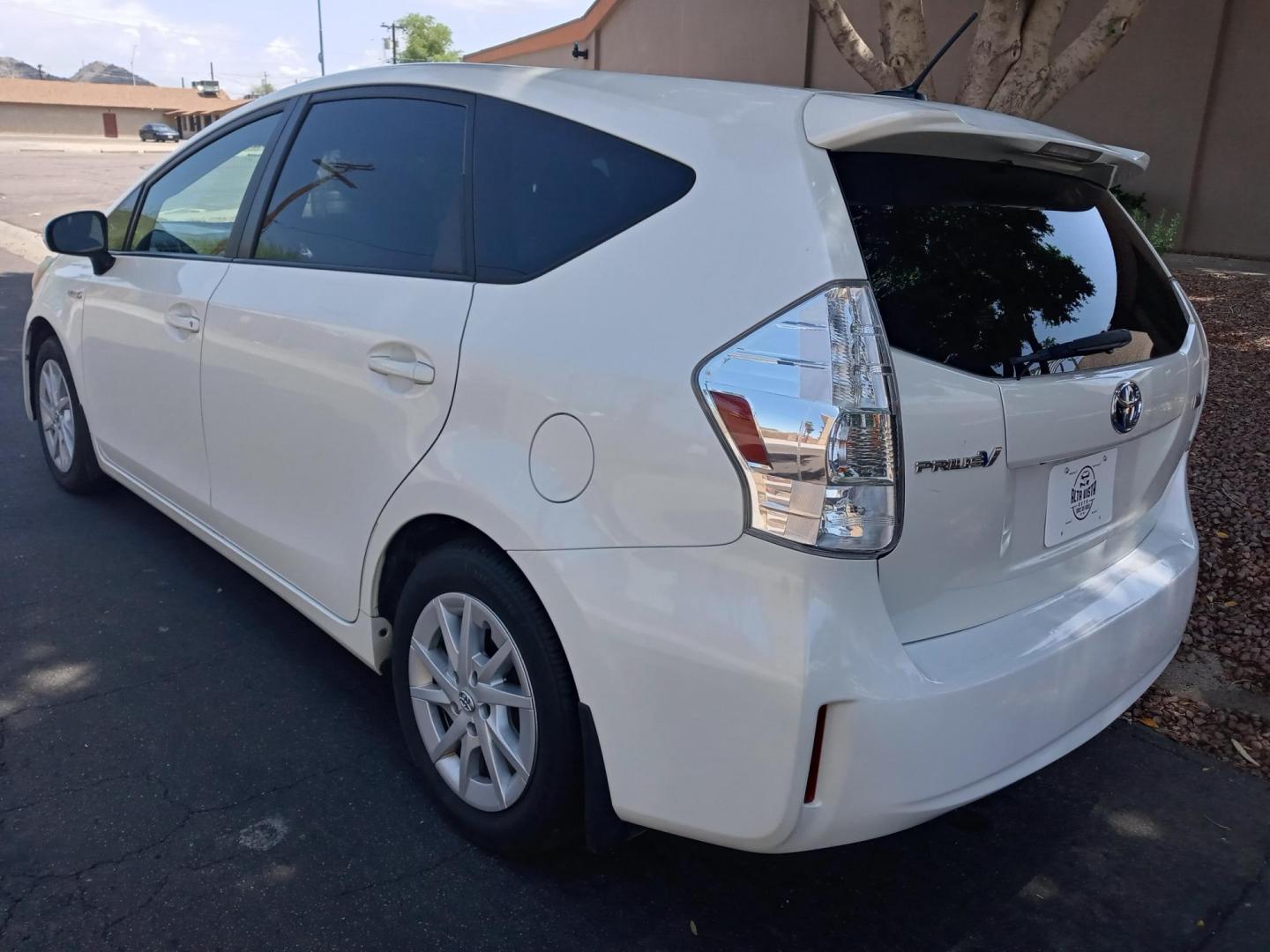2012 WHITE /gray and black Toyota Prius Two (JTDZN3EU5C3) with an 1.8L L4 DOHC 16V HYBRID engine, Continuously Variable Transmission transmission, located at 323 E Dunlap Ave., Phoenix, AZ, 85020, (602) 331-9000, 33.567677, -112.069000 - 2012 Toyota Prius Two,....... EXCELLENT condition, A Real Must See!!.... No accidents, Power everything, Ice cold ac, Touch screen Stereo/CD player, blue tooth, phone sync, backup camera, navigation, Clean Gray and lite gray interior with gray cloth seats in near perfect condition, power windows, p - Photo#5