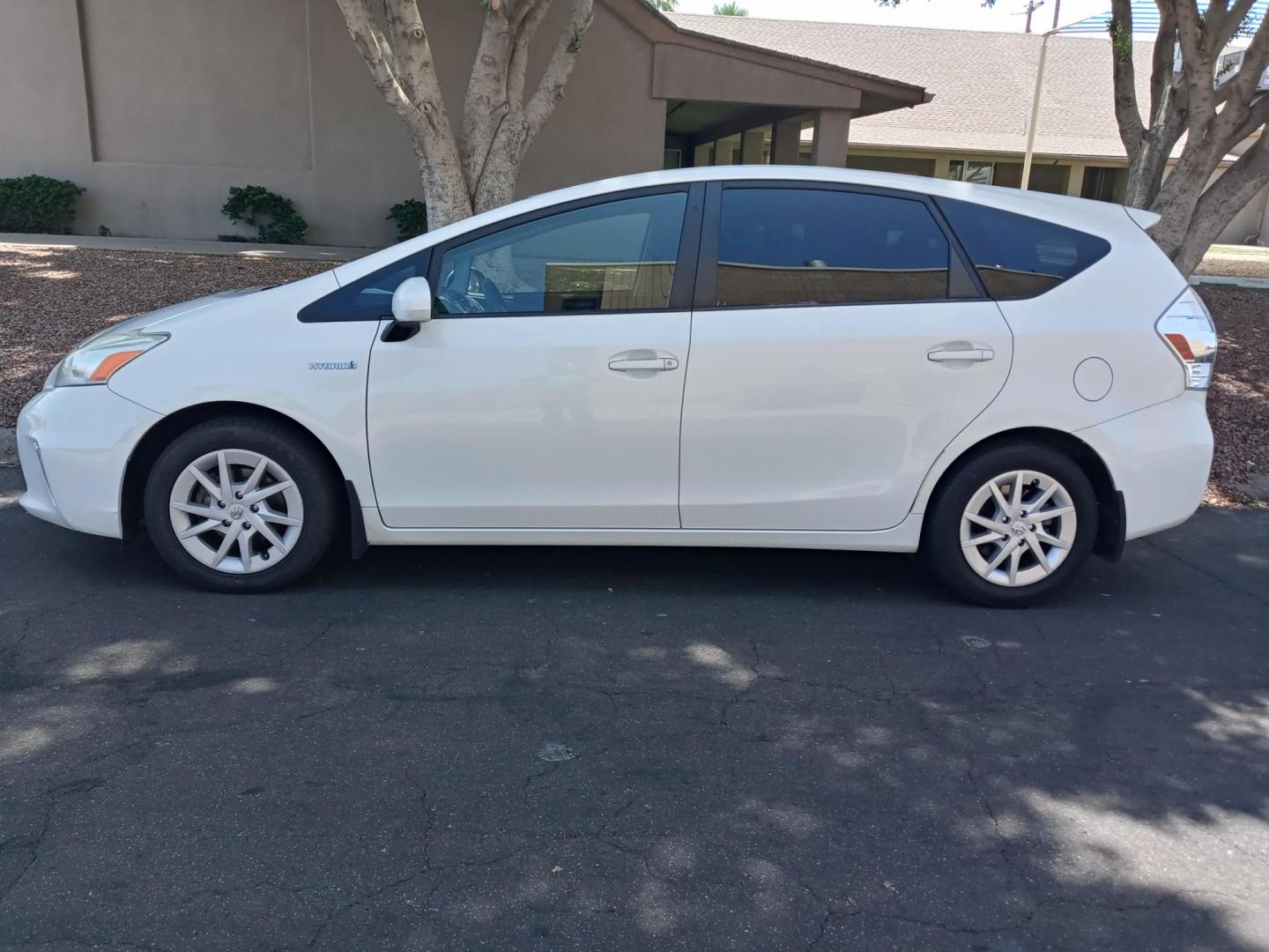 2012 WHITE /gray and black Toyota Prius Two (JTDZN3EU5C3) with an 1.8L L4 DOHC 16V HYBRID engine, Continuously Variable Transmission transmission, located at 323 E Dunlap Ave., Phoenix, AZ, 85020, (602) 331-9000, 33.567677, -112.069000 - 2012 Toyota Prius Two,....... EXCELLENT condition, A Real Must See!!.... No accidents, Power everything, Ice cold ac, Touch screen Stereo/CD player, blue tooth, phone sync, backup camera, navigation, Clean Gray and lite gray interior with gray cloth seats in near perfect condition, power windows, p - Photo#6