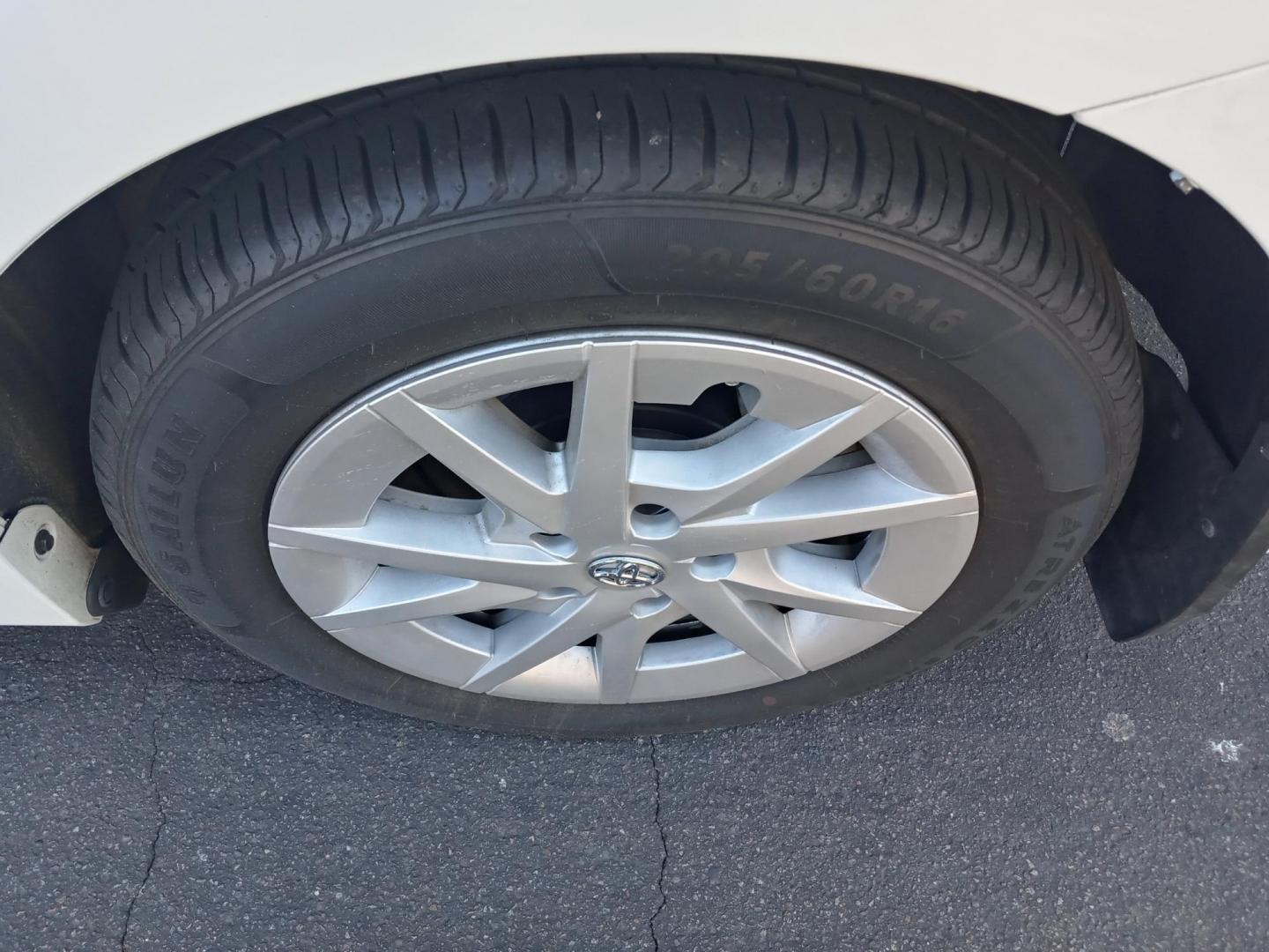 2012 WHITE /gray and black Toyota Prius Two (JTDZN3EU5C3) with an 1.8L L4 DOHC 16V HYBRID engine, Continuously Variable Transmission transmission, located at 323 E Dunlap Ave., Phoenix, AZ, 85020, (602) 331-9000, 33.567677, -112.069000 - 2012 Toyota Prius Two,....... EXCELLENT condition, A Real Must See!!.... No accidents, Power everything, Ice cold ac, Touch screen Stereo/CD player, blue tooth, phone sync, backup camera, navigation, Clean Gray and lite gray interior with gray cloth seats in near perfect condition, power windows, p - Photo#18