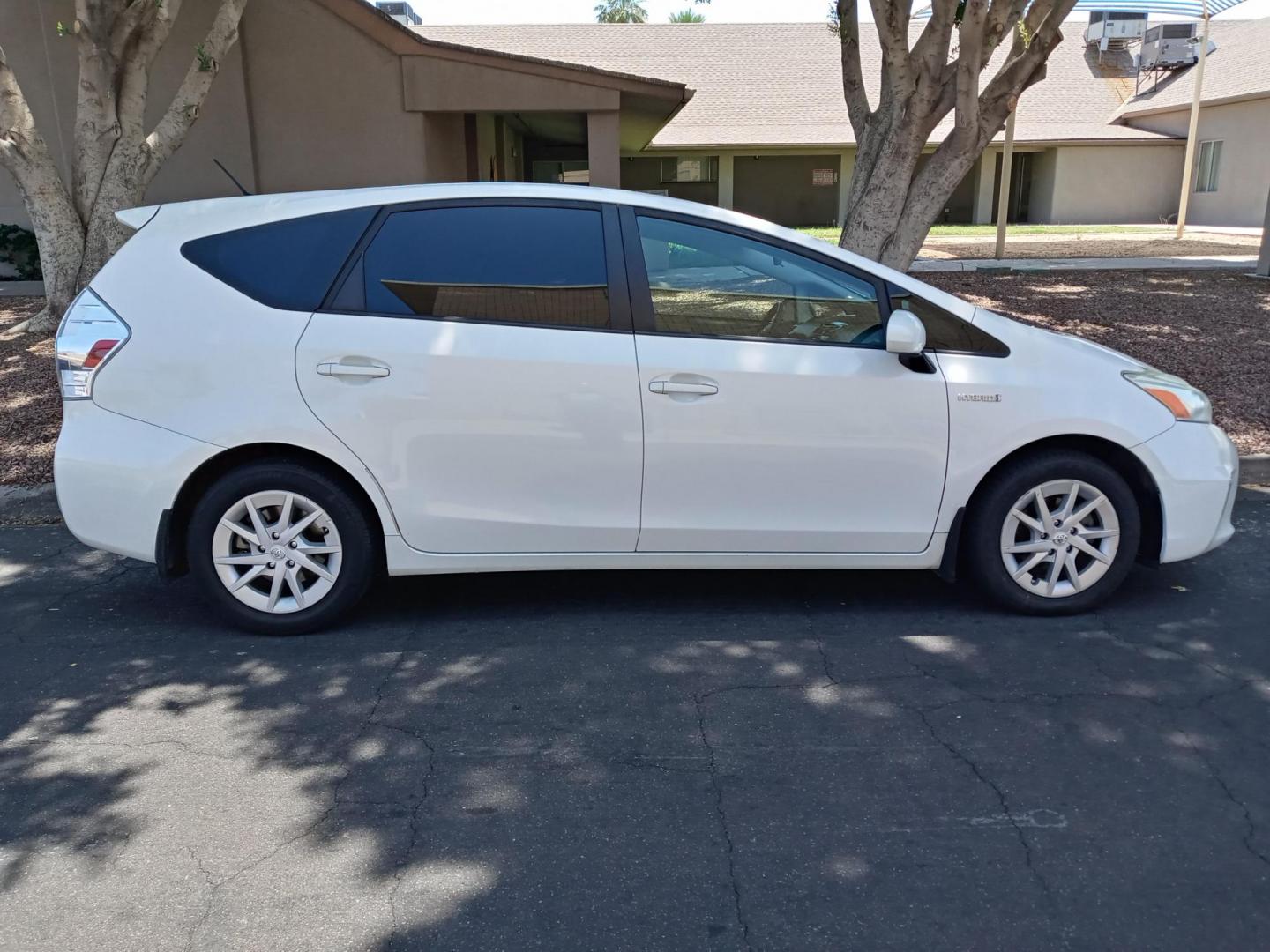 2012 WHITE /gray and black Toyota Prius Two (JTDZN3EU5C3) with an 1.8L L4 DOHC 16V HYBRID engine, Continuously Variable Transmission transmission, located at 323 E Dunlap Ave., Phoenix, AZ, 85020, (602) 331-9000, 33.567677, -112.069000 - 2012 Toyota Prius Two,....... EXCELLENT condition, A Real Must See!!.... No accidents, Power everything, Ice cold ac, Touch screen Stereo/CD player, blue tooth, phone sync, backup camera, navigation, Clean Gray and lite gray interior with gray cloth seats in near perfect condition, power windows, p - Photo#4