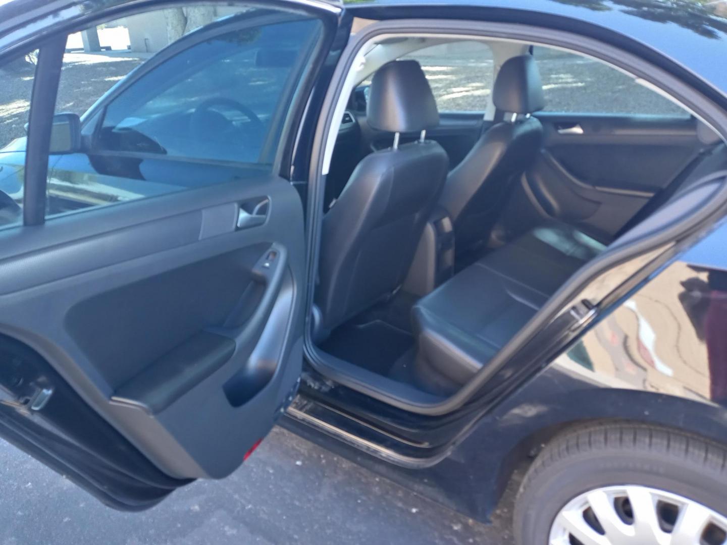 2014 black /gray and black Volkswagen Jetta SE (3VWD17AJXEM) with an 1.8L L4 DOHC 20V engine, 6-Speed Automatic transmission, located at 323 E Dunlap Ave., Phoenix, AZ, 85020, (602) 331-9000, 33.567677, -112.069000 - 2014 Volkswagen Jetta SE,...... EXCELLENT condition, A Real Must See!!.... No accidents, Ice cold ac, Stereo/CD Player, Satellite compatible, Bluetooth, Phone sync, Clean Black and gray interior with Black Leather seats in near perfect condition, power windows, power door locks, clean Arizona title, - Photo#9