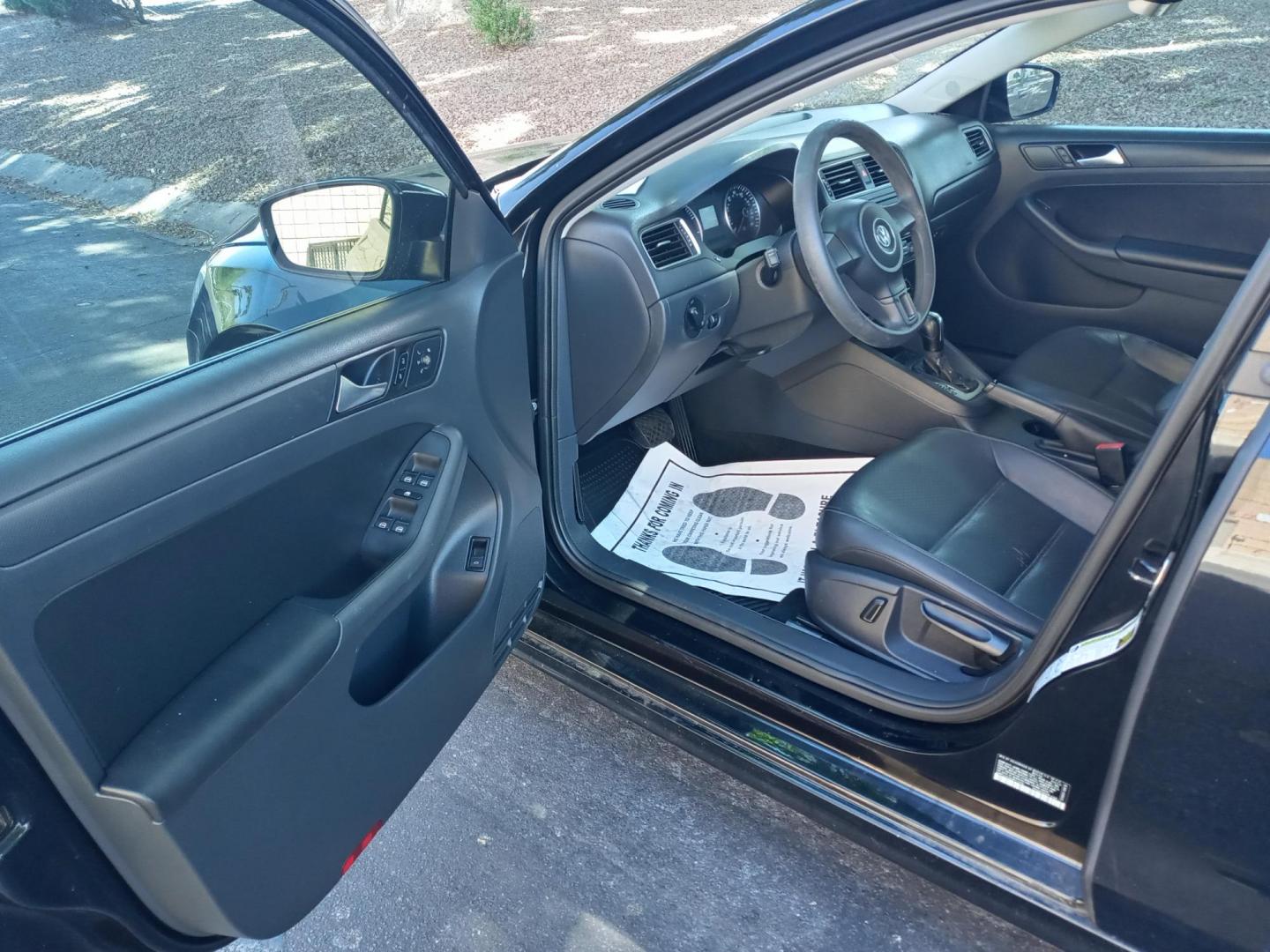 2014 black /gray and black Volkswagen Jetta SE (3VWD17AJXEM) with an 1.8L L4 DOHC 20V engine, 6-Speed Automatic transmission, located at 323 E Dunlap Ave., Phoenix, AZ, 85020, (602) 331-9000, 33.567677, -112.069000 - 2014 Volkswagen Jetta SE,...... EXCELLENT condition, A Real Must See!!.... No accidents, Ice cold ac, Stereo/CD Player, Satellite compatible, Bluetooth, Phone sync, Clean Black and gray interior with Black Leather seats in near perfect condition, power windows, power door locks, clean Arizona title, - Photo#7