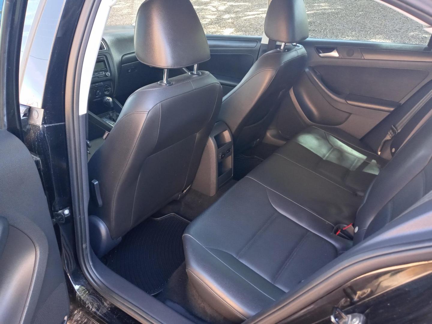 2014 black /gray and black Volkswagen Jetta SE (3VWD17AJXEM) with an 1.8L L4 DOHC 20V engine, 6-Speed Automatic transmission, located at 323 E Dunlap Ave., Phoenix, AZ, 85020, (602) 331-9000, 33.567677, -112.069000 - 2014 Volkswagen Jetta SE,...... EXCELLENT condition, A Real Must See!!.... No accidents, Ice cold ac, Stereo/CD Player, Satellite compatible, Bluetooth, Phone sync, Clean Black and gray interior with Black Leather seats in near perfect condition, power windows, power door locks, clean Arizona title, - Photo#10