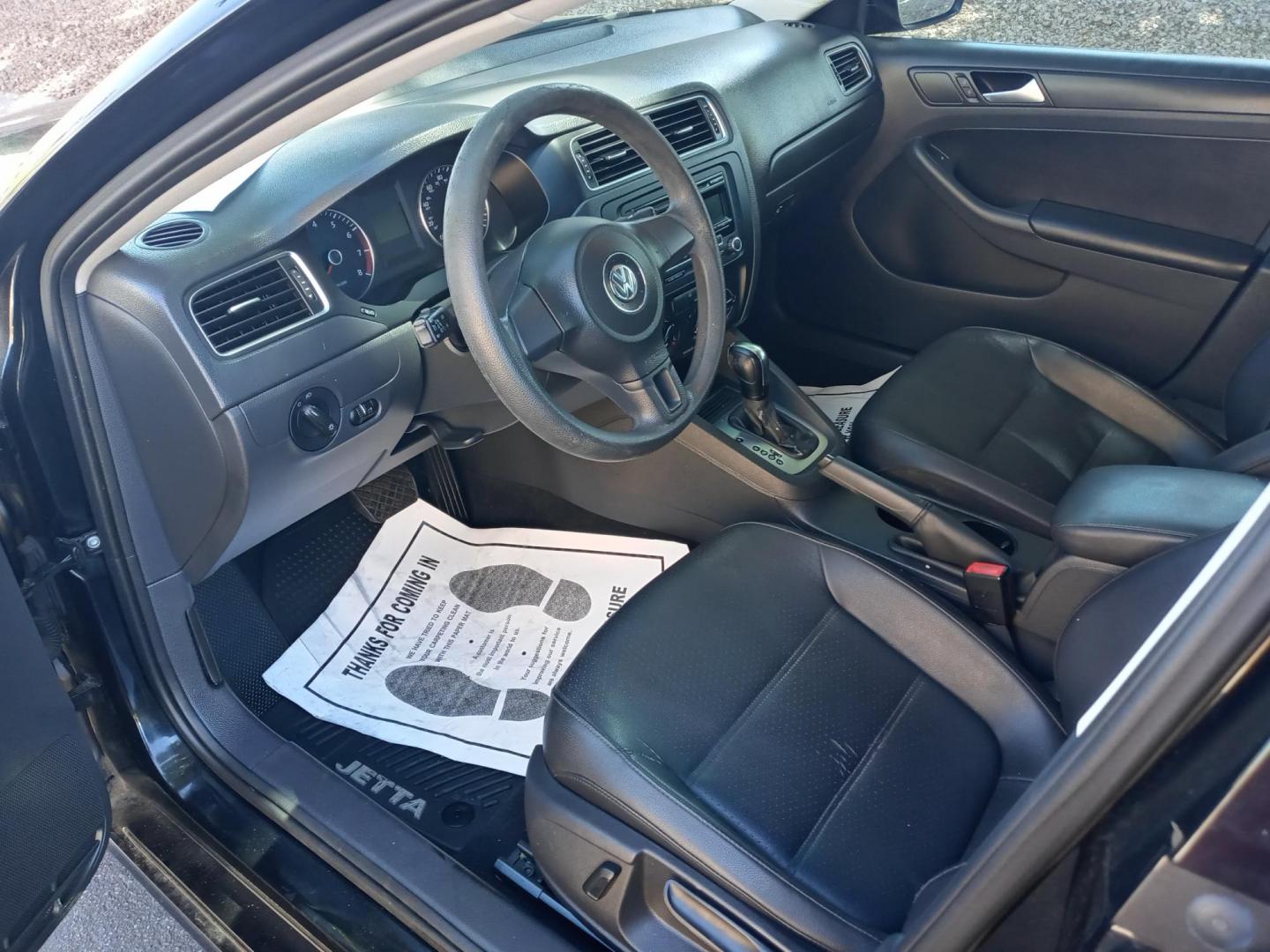 2014 black /gray and black Volkswagen Jetta SE (3VWD17AJXEM) with an 1.8L L4 DOHC 20V engine, 6-Speed Automatic transmission, located at 323 E Dunlap Ave., Phoenix, AZ, 85020, (602) 331-9000, 33.567677, -112.069000 - 2014 Volkswagen Jetta SE,...... EXCELLENT condition, A Real Must See!!.... No accidents, Ice cold ac, Stereo/CD Player, Satellite compatible, Bluetooth, Phone sync, Clean Black and gray interior with Black Leather seats in near perfect condition, power windows, power door locks, clean Arizona title, - Photo#8