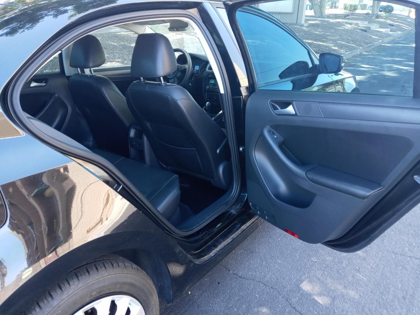 2014 black /gray and black Volkswagen Jetta SE (3VWD17AJXEM) with an 1.8L L4 DOHC 20V engine, 6-Speed Automatic transmission, located at 323 E Dunlap Ave., Phoenix, AZ, 85020, (602) 331-9000, 33.567677, -112.069000 - 2014 Volkswagen Jetta SE,...... EXCELLENT condition, A Real Must See!!.... No accidents, Ice cold ac, Stereo/CD Player, Satellite compatible, Bluetooth, Phone sync, Clean Black and gray interior with Black Leather seats in near perfect condition, power windows, power door locks, clean Arizona title, - Photo#13