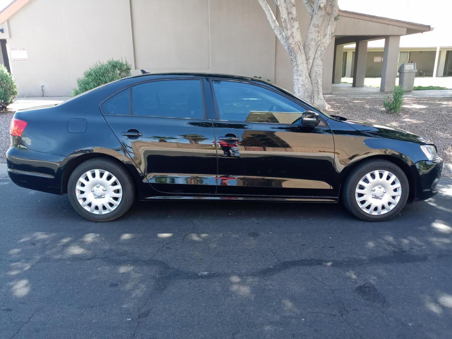 2014 black /gray and black Volkswagen Jetta SE (3VWD17AJXEM) with an 1.8L L4 DOHC 20V engine, 6-Speed Automatic transmission, located at 323 E Dunlap Ave., Phoenix, AZ, 85020, (602) 331-9000, 33.567677, -112.069000 - 2014 Volkswagen Jetta SE,...... EXCELLENT condition, A Real Must See!!.... No accidents, Ice cold ac, Stereo/CD Player, Satellite compatible, Bluetooth, Phone sync, Clean Black and gray interior with Black Leather seats in near perfect condition, power windows, power door locks, clean Arizona title, - Photo#4