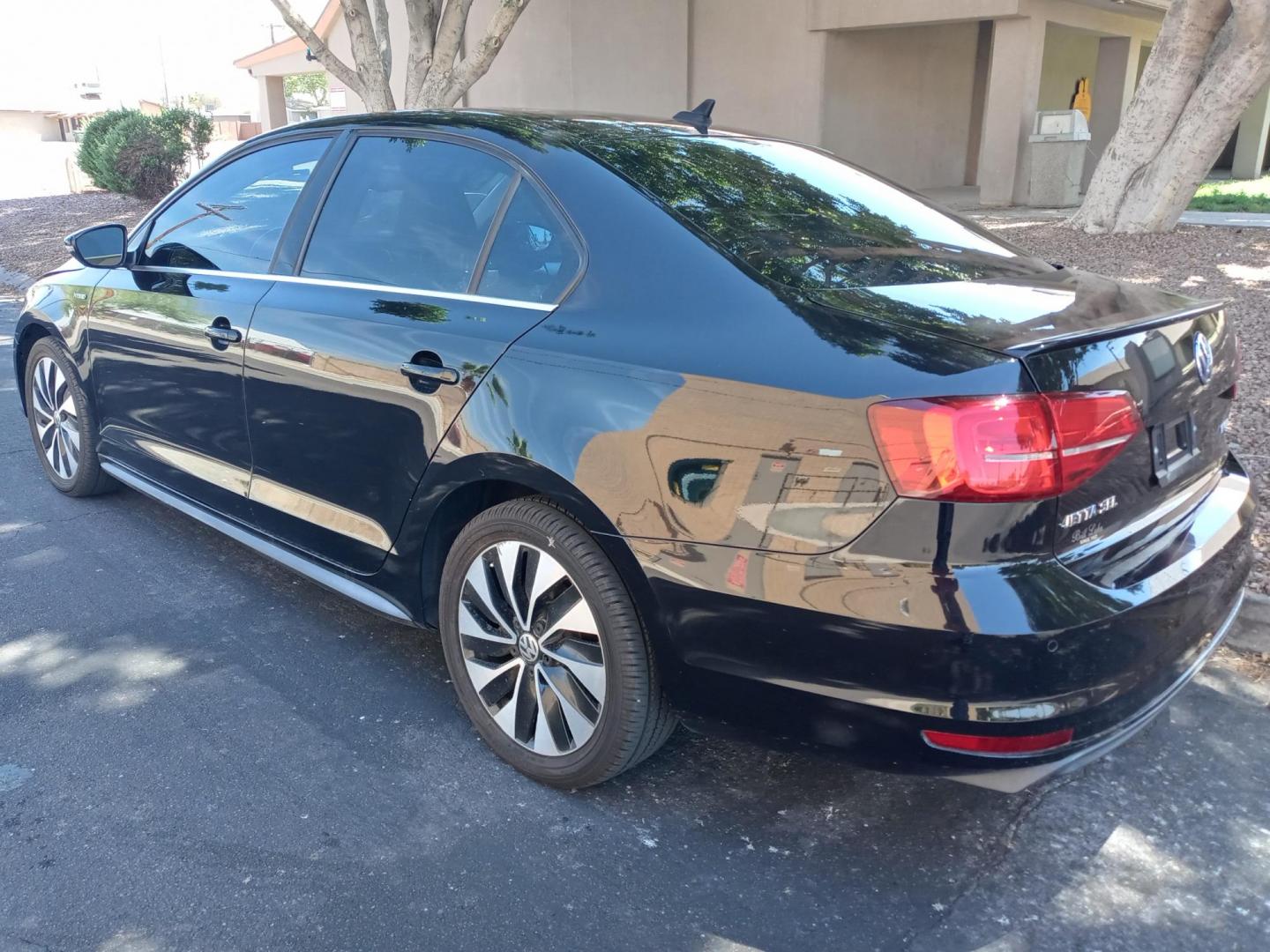 2016 black /black Volkswagen Jetta Hybrid SEL Premium (3VW637AJ4GM) with an 2.0L L4 DOHC 16V HYBRID engine, 7A transmission, located at 323 E Dunlap Ave., Phoenix, AZ, 85020, (602) 331-9000, 33.567677, -112.069000 - 2016 Volkswagen Jetta Hybrid SEL Premium,...... EXCELLENT condition, A Real Must See!!.... No accidents, Ice cold ac, Touch screen Stereo/CD Player, Satellite compatible, Bluetooth, Phone sync, Backup camera, Clean Black interior with Black and off white Leather seats in near perfect condition, powe - Photo#5