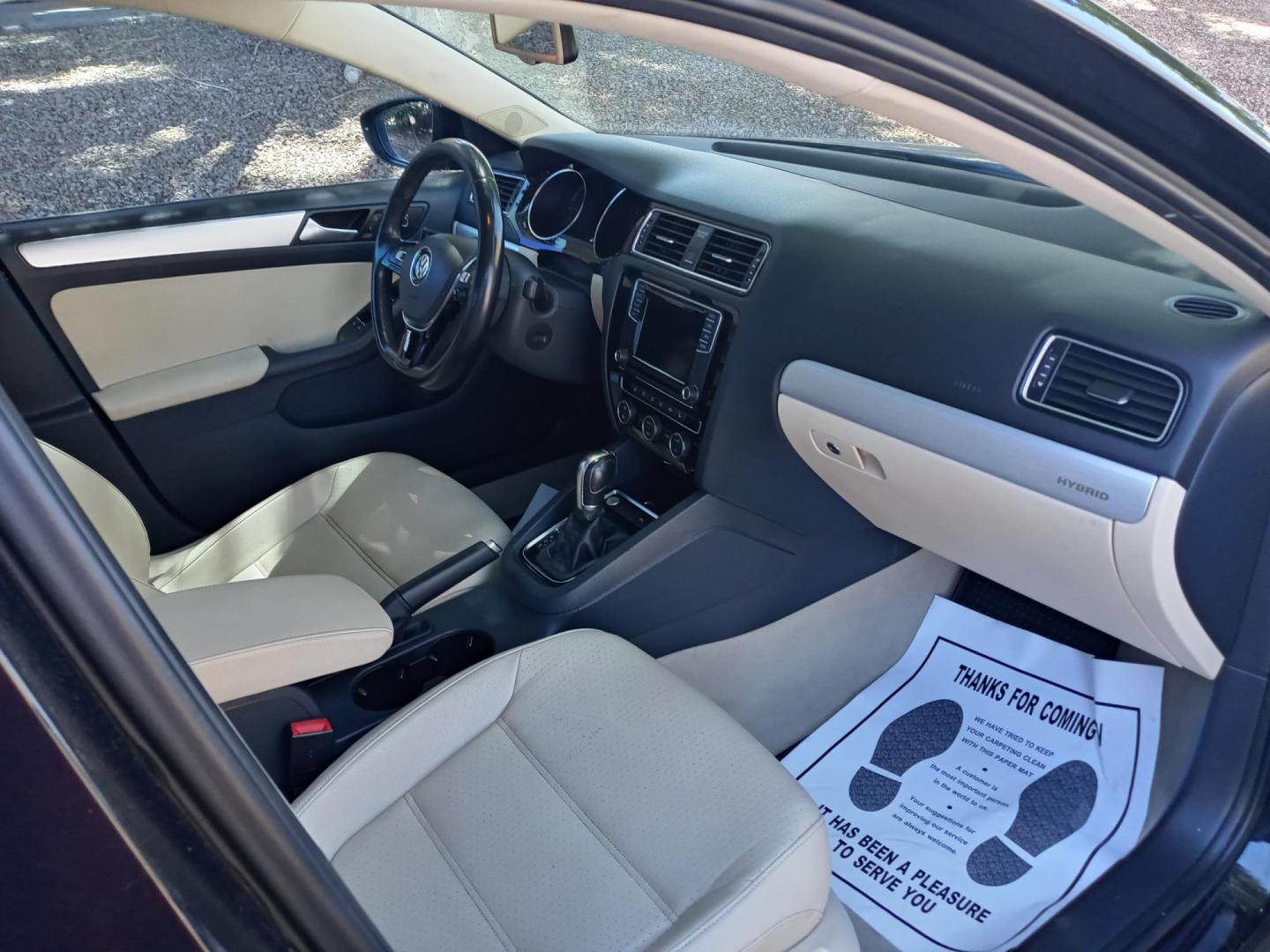 2016 black /black Volkswagen Jetta Hybrid SEL Premium (3VW637AJ4GM) with an 2.0L L4 DOHC 16V HYBRID engine, 7A transmission, located at 323 E Dunlap Ave., Phoenix, AZ, 85020, (602) 331-9000, 33.567677, -112.069000 - 2016 Volkswagen Jetta Hybrid SEL Premium,...... EXCELLENT condition, A Real Must See!!.... No accidents, Ice cold ac, Touch screen Stereo/CD Player, Satellite compatible, Bluetooth, Phone sync, Backup camera, Clean Black interior with Black and off white Leather seats in near perfect condition, powe - Photo#13