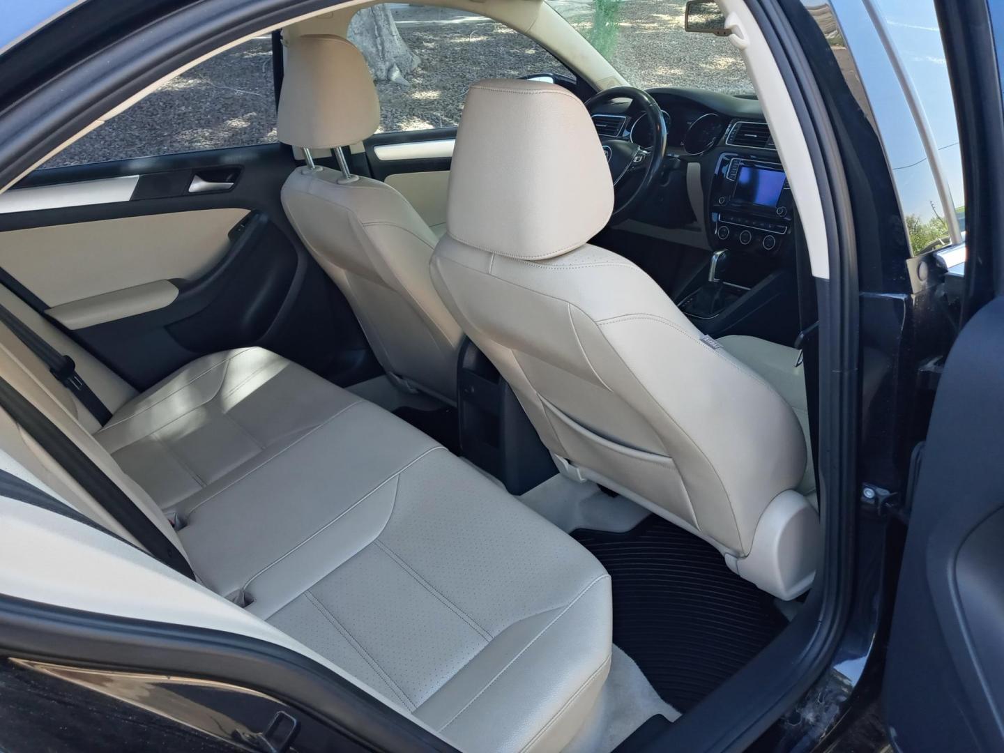 2016 black /black Volkswagen Jetta Hybrid SEL Premium (3VW637AJ4GM) with an 2.0L L4 DOHC 16V HYBRID engine, 7A transmission, located at 323 E Dunlap Ave., Phoenix, AZ, 85020, (602) 331-9000, 33.567677, -112.069000 - 2016 Volkswagen Jetta Hybrid SEL Premium,...... EXCELLENT condition, A Real Must See!!.... No accidents, Ice cold ac, Touch screen Stereo/CD Player, Satellite compatible, Bluetooth, Phone sync, Backup camera, Clean Black interior with Black and off white Leather seats in near perfect condition, powe - Photo#15