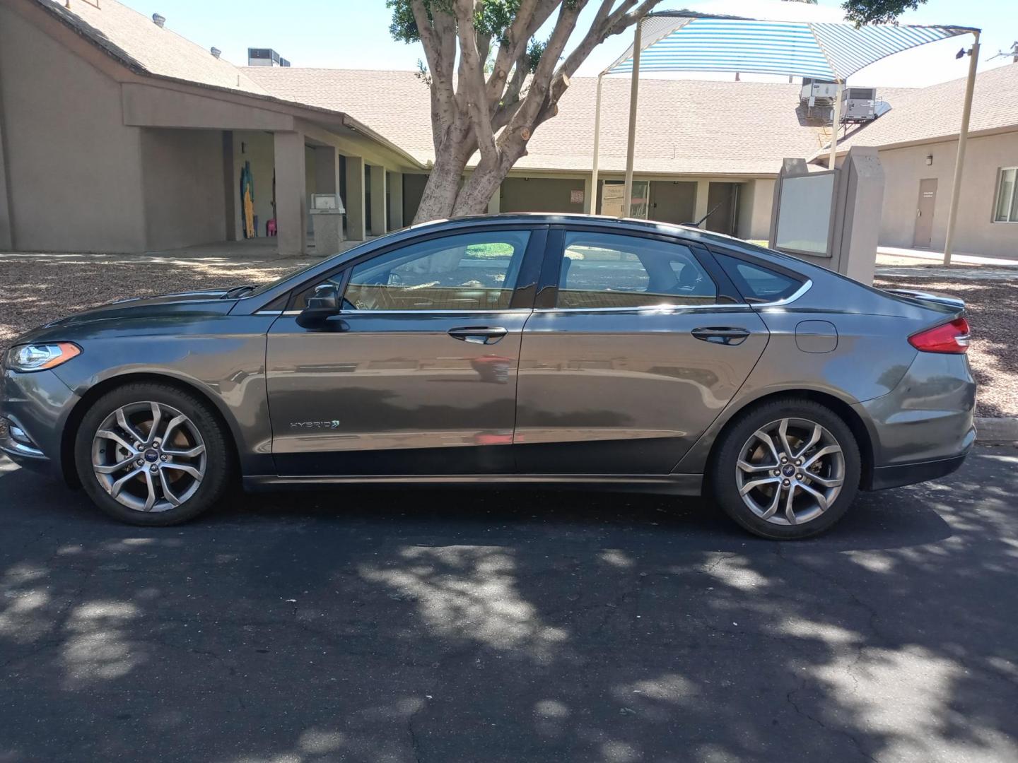 2017 gray /black Ford Fusion Hybrid SE (3FA6P0LU0HR) with an 2.0L L4 DOHC 16V HYBRID engine, CVT transmission, located at 323 E Dunlap Ave., Phoenix, AZ, 85020, (602) 331-9000, 33.567677, -112.069000 - 2017 Ford Fusion Hybrid SE,........EXCELLENT condition, A Real Must See!!.... No accidents, Power everything, Touch screen Stereo/cd player, Phone sync, Bluetooth, Satellite compatible, backup camera, navigation, Ice cold ac, Clean Black interior with black leather seats in near perfect condition, p - Photo#6