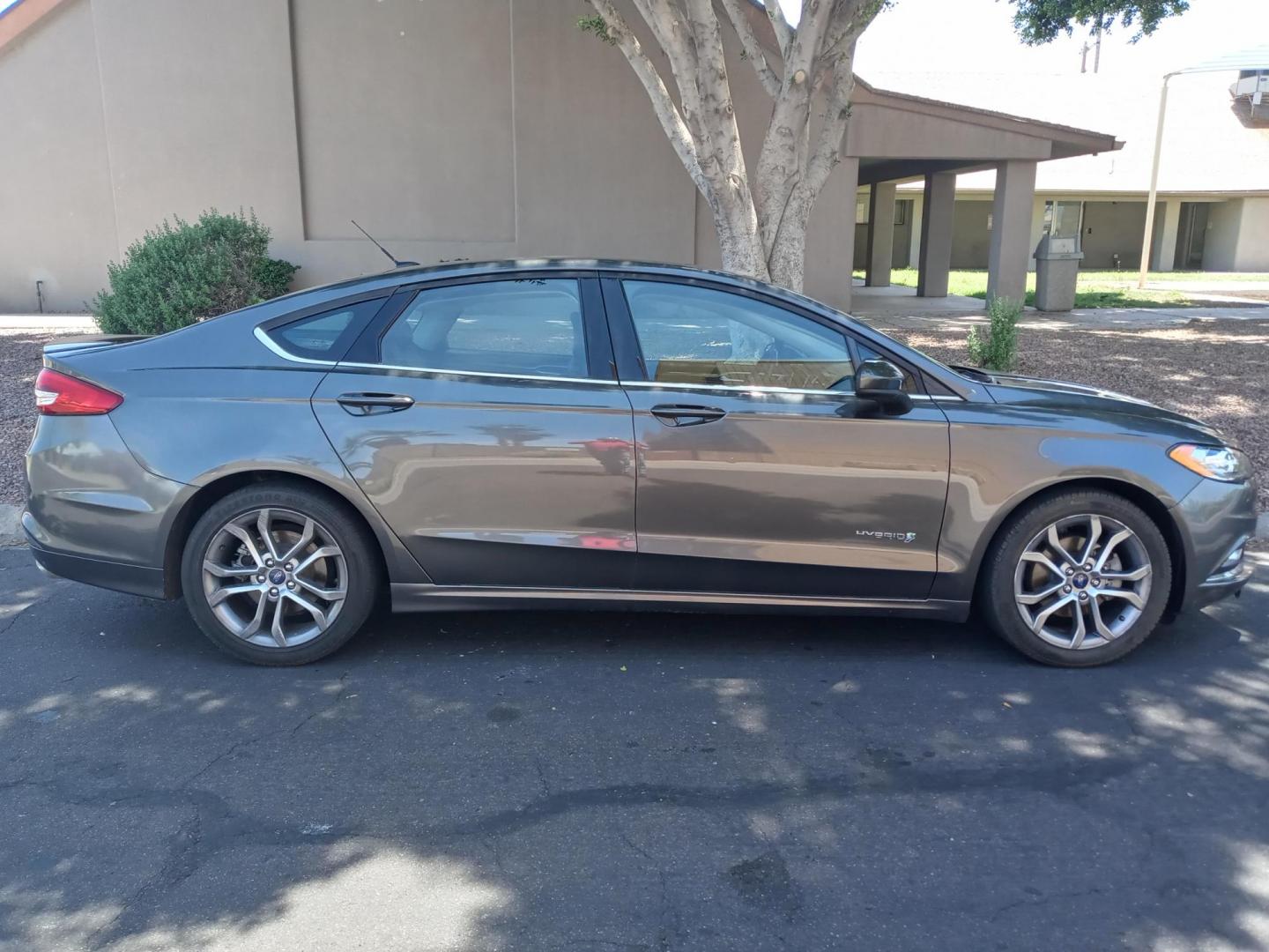 2017 gray /black Ford Fusion Hybrid SE (3FA6P0LU0HR) with an 2.0L L4 DOHC 16V HYBRID engine, CVT transmission, located at 323 E Dunlap Ave., Phoenix, AZ, 85020, (602) 331-9000, 33.567677, -112.069000 - 2017 Ford Fusion Hybrid SE,........EXCELLENT condition, A Real Must See!!.... No accidents, Power everything, Touch screen Stereo/cd player, Phone sync, Bluetooth, Satellite compatible, backup camera, navigation, Ice cold ac, Clean Black interior with black leather seats in near perfect condition, p - Photo#4