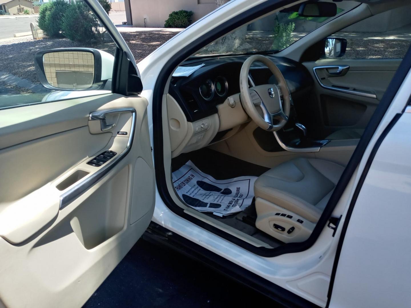 2013 WHITE /off white Volvo XC60 T6 AWD (YV4902DZ9D2) with an 3.0L L6 DOHC 24V TURBO engine, 6-Speed Automatic transmission, located at 323 E Dunlap Ave., Phoenix, AZ, 85020, (602) 331-9000, 33.567677, -112.069000 - 2013 Volvo XC60 T6 AWD,.......EXCELLENT condition,.... Ice Cold A/C, off white interior with off white leather seats in near perfect condition, Rear AC, Tune up, Stereo/CD Player, Bluetooth, Phone sync, Satellite compatible, Gorgeous tinted sunroof, This suv is gorgeous inside and out, Incredible - Photo#8