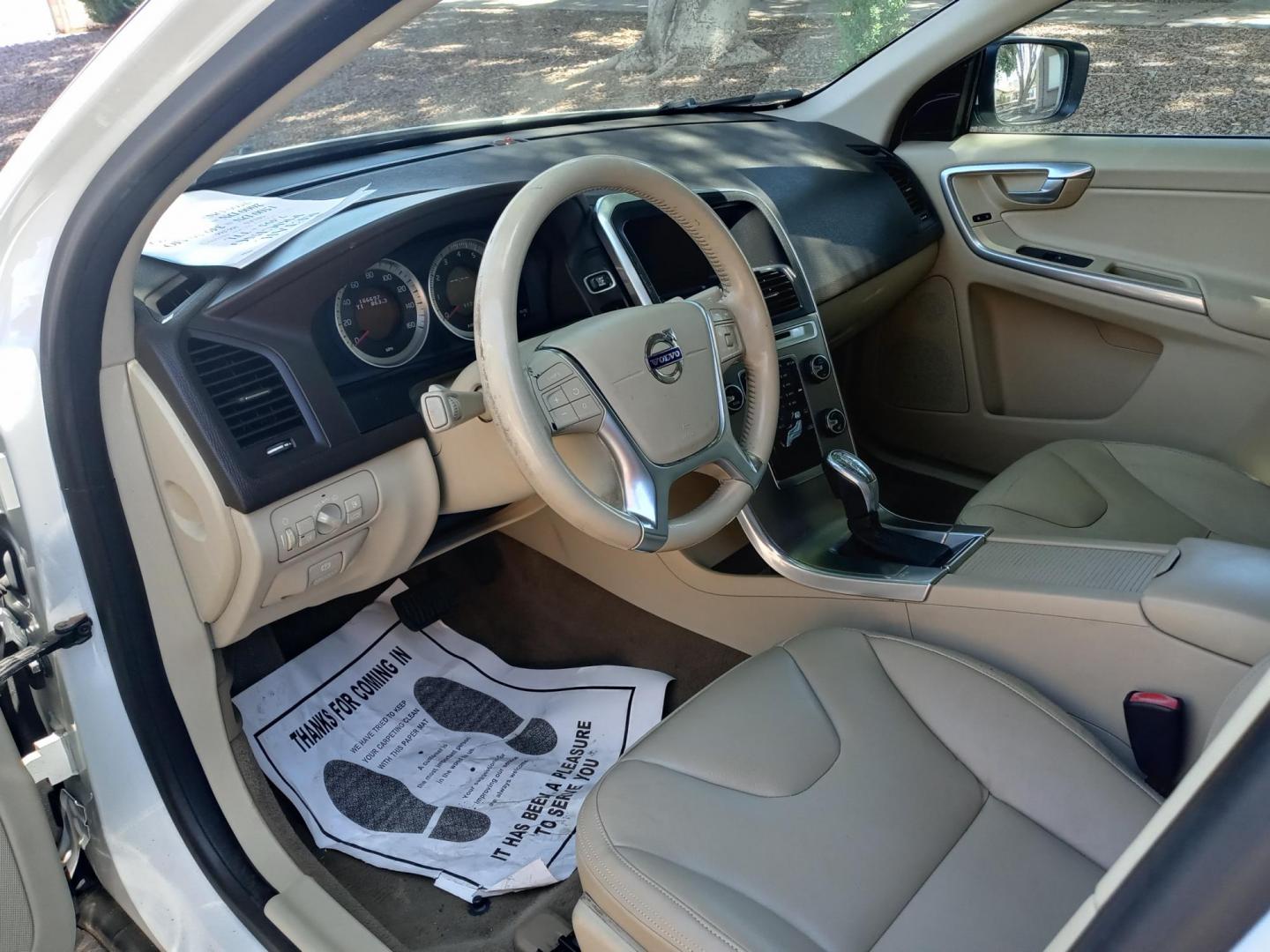 2013 WHITE /off white Volvo XC60 T6 AWD (YV4902DZ9D2) with an 3.0L L6 DOHC 24V TURBO engine, 6-Speed Automatic transmission, located at 323 E Dunlap Ave., Phoenix, AZ, 85020, (602) 331-9000, 33.567677, -112.069000 - 2013 Volvo XC60 T6 AWD,.......EXCELLENT condition,.... Ice Cold A/C, off white interior with off white leather seats in near perfect condition, Rear AC, Tune up, Stereo/CD Player, Bluetooth, Phone sync, Satellite compatible, Gorgeous tinted sunroof, This suv is gorgeous inside and out, Incredible - Photo#9