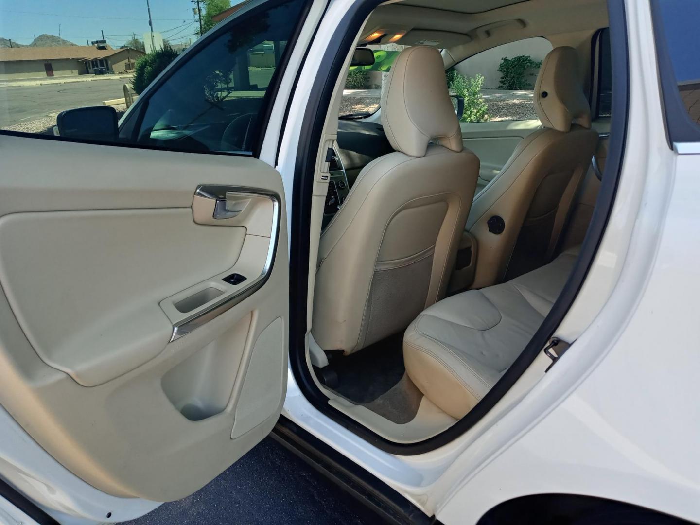 2013 WHITE /off white Volvo XC60 T6 AWD (YV4902DZ9D2) with an 3.0L L6 DOHC 24V TURBO engine, 6-Speed Automatic transmission, located at 323 E Dunlap Ave., Phoenix, AZ, 85020, (602) 331-9000, 33.567677, -112.069000 - 2013 Volvo XC60 T6 AWD,.......EXCELLENT condition,.... Ice Cold A/C, off white interior with off white leather seats in near perfect condition, Rear AC, Tune up, Stereo/CD Player, Bluetooth, Phone sync, Satellite compatible, Gorgeous tinted sunroof, This suv is gorgeous inside and out, Incredible - Photo#10