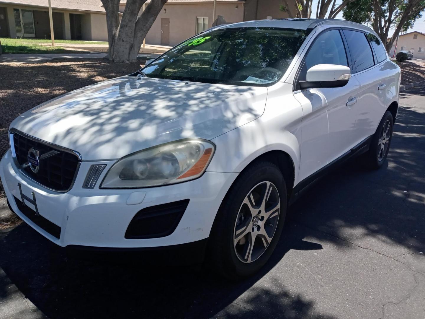 2013 WHITE /off white Volvo XC60 T6 AWD (YV4902DZ9D2) with an 3.0L L6 DOHC 24V TURBO engine, 6-Speed Automatic transmission, located at 323 E Dunlap Ave., Phoenix, AZ, 85020, (602) 331-9000, 33.567677, -112.069000 - 2013 Volvo XC60 T6 AWD,.......EXCELLENT condition,.... Ice Cold A/C, off white interior with off white leather seats in near perfect condition, Rear AC, Tune up, Stereo/CD Player, Bluetooth, Phone sync, Satellite compatible, Gorgeous tinted sunroof, This suv is gorgeous inside and out, Incredible - Photo#0